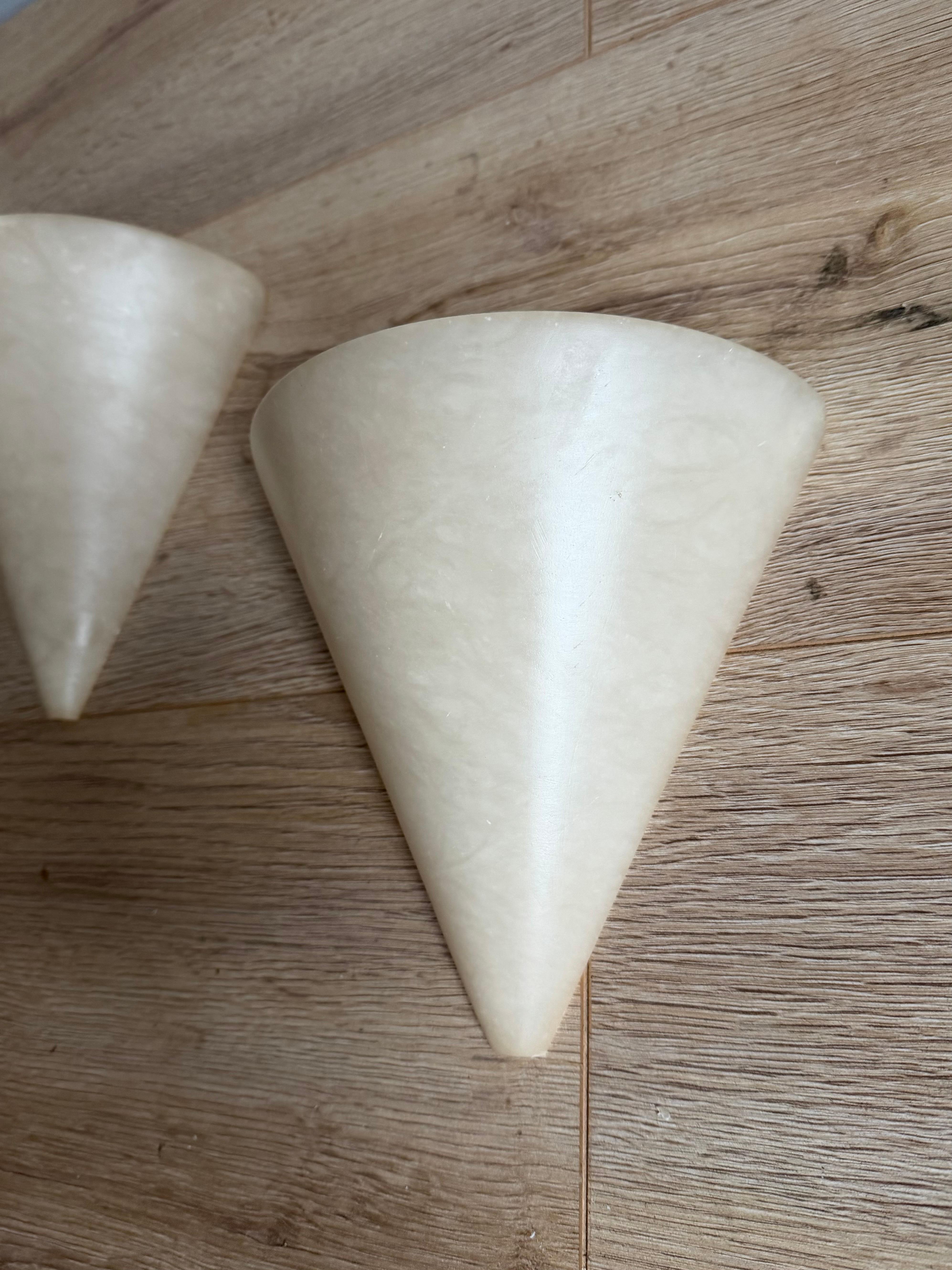 Rare Pair Midcentury Modern, Art Deco Style Cone-Shaped Alabaster Wall Sconces en venta 1