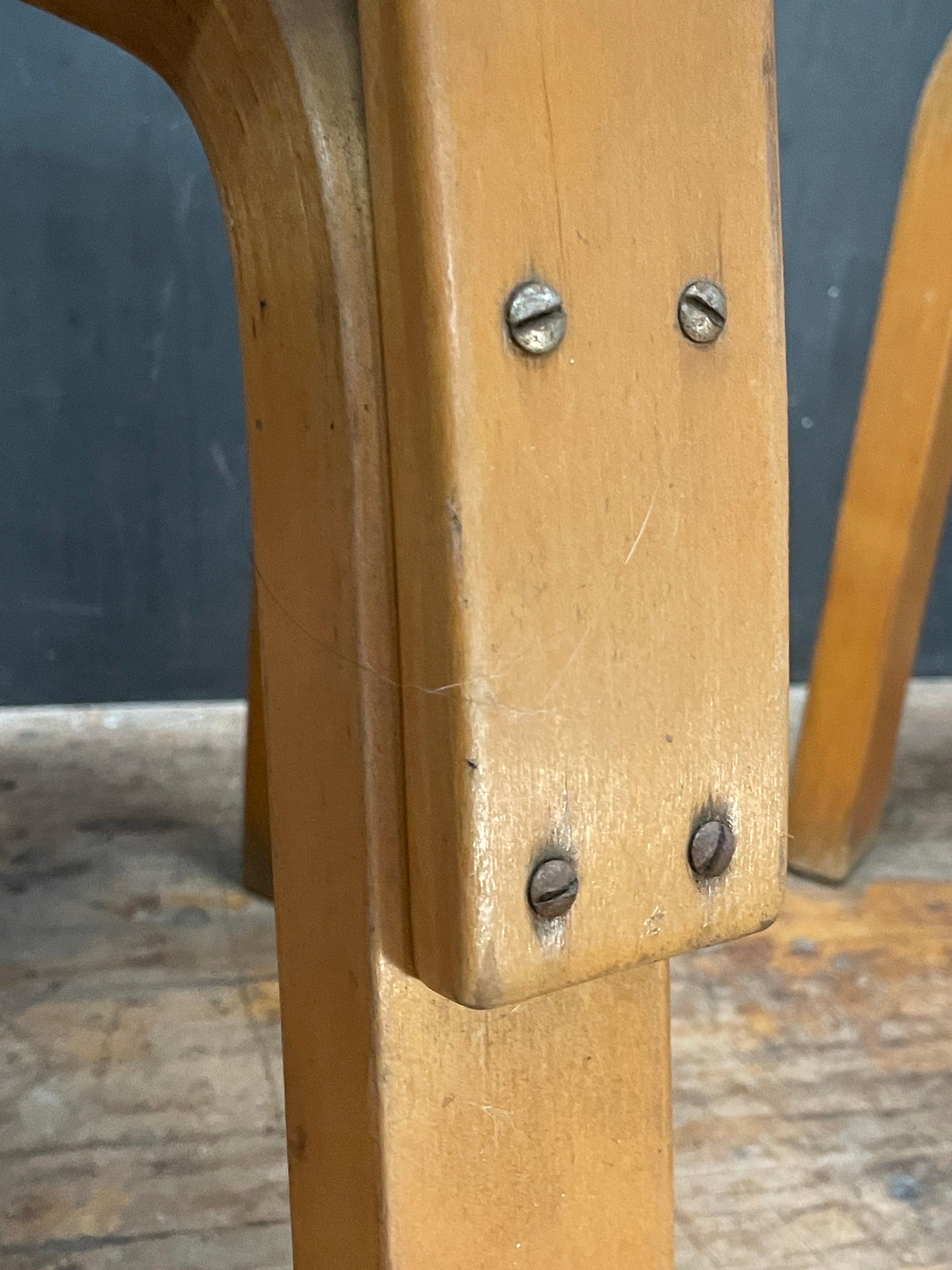 Raro par de sillas de comedor Nº 62 de Alvar Aalto para Finsven, Finlandia c.1934 en venta 7