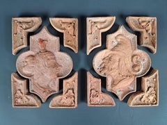 Seltenes Paar Terrakotta-Kacheln aus dem 15. Jahrhundert