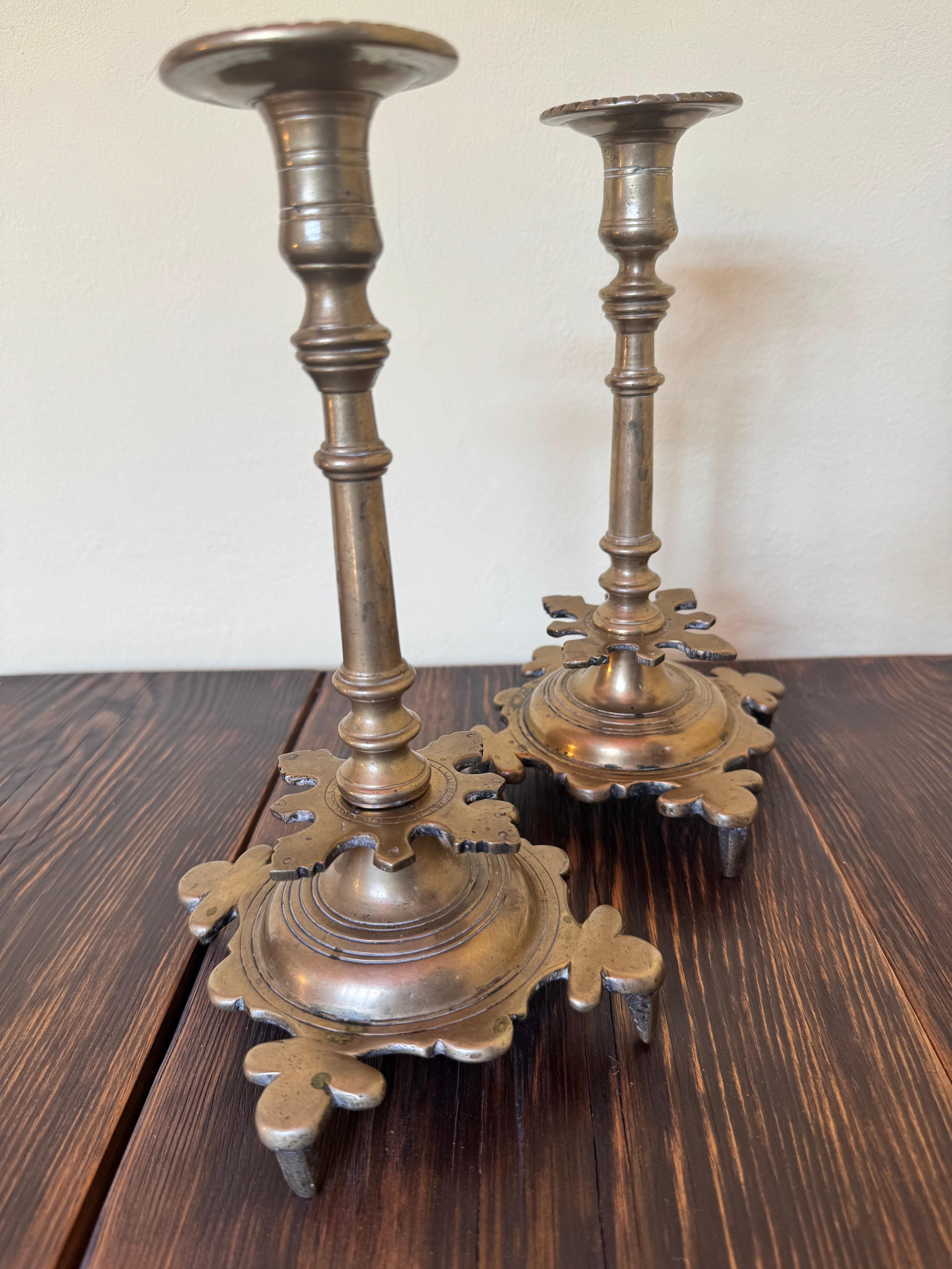 Exceptionnelle et rare paire de chandeliers Renaissance en bronze, datant du XVIe siècle et probablement originaires de Bohemia (actuelle République tchèque).
Chaque bougeoir présente une tige finement tournée s'élevant sur une base lobée en gradins