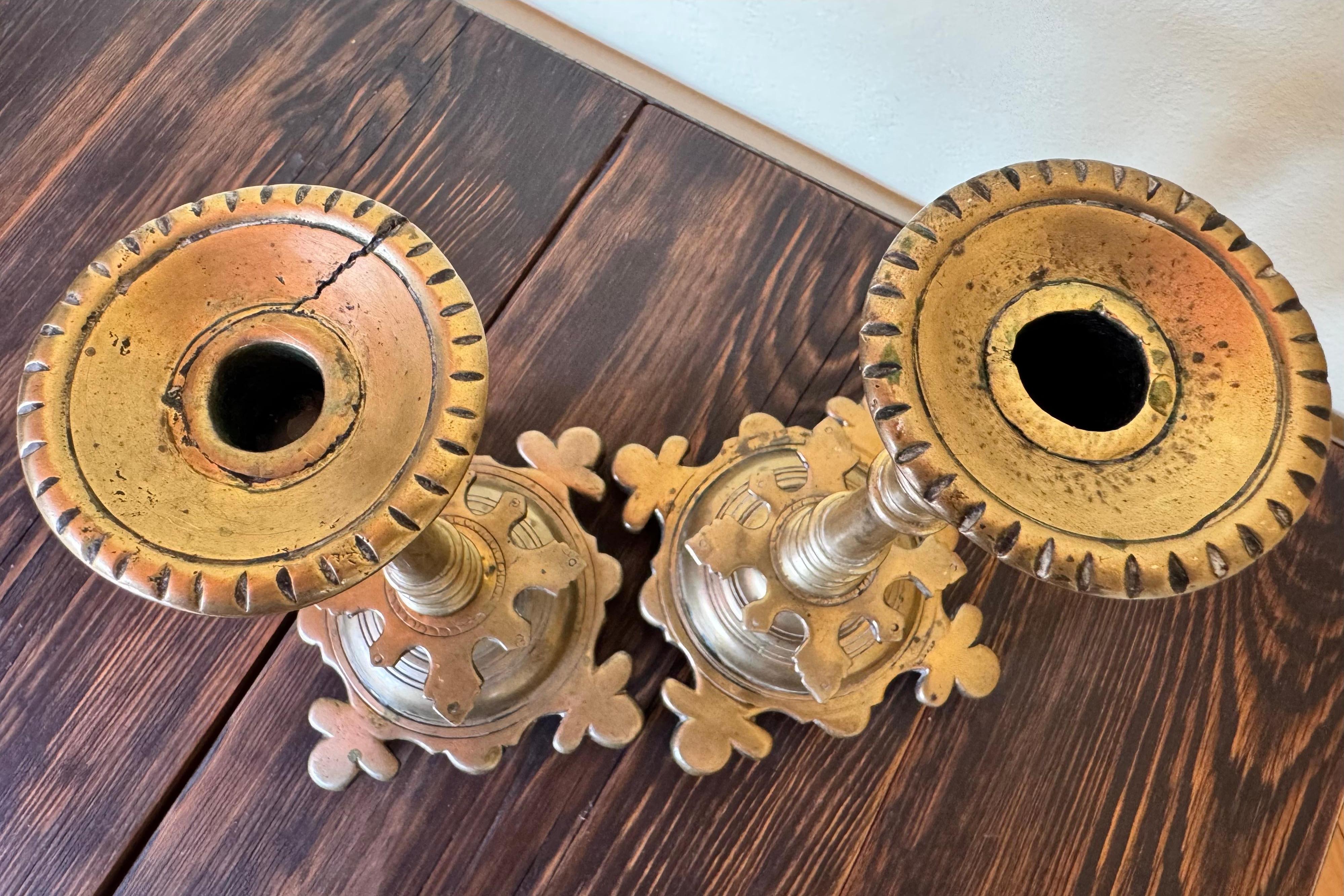 Tchèque Rare paire de chandeliers Renaissance en bronze du XVIe siècle provenant de Bohemia en vente
