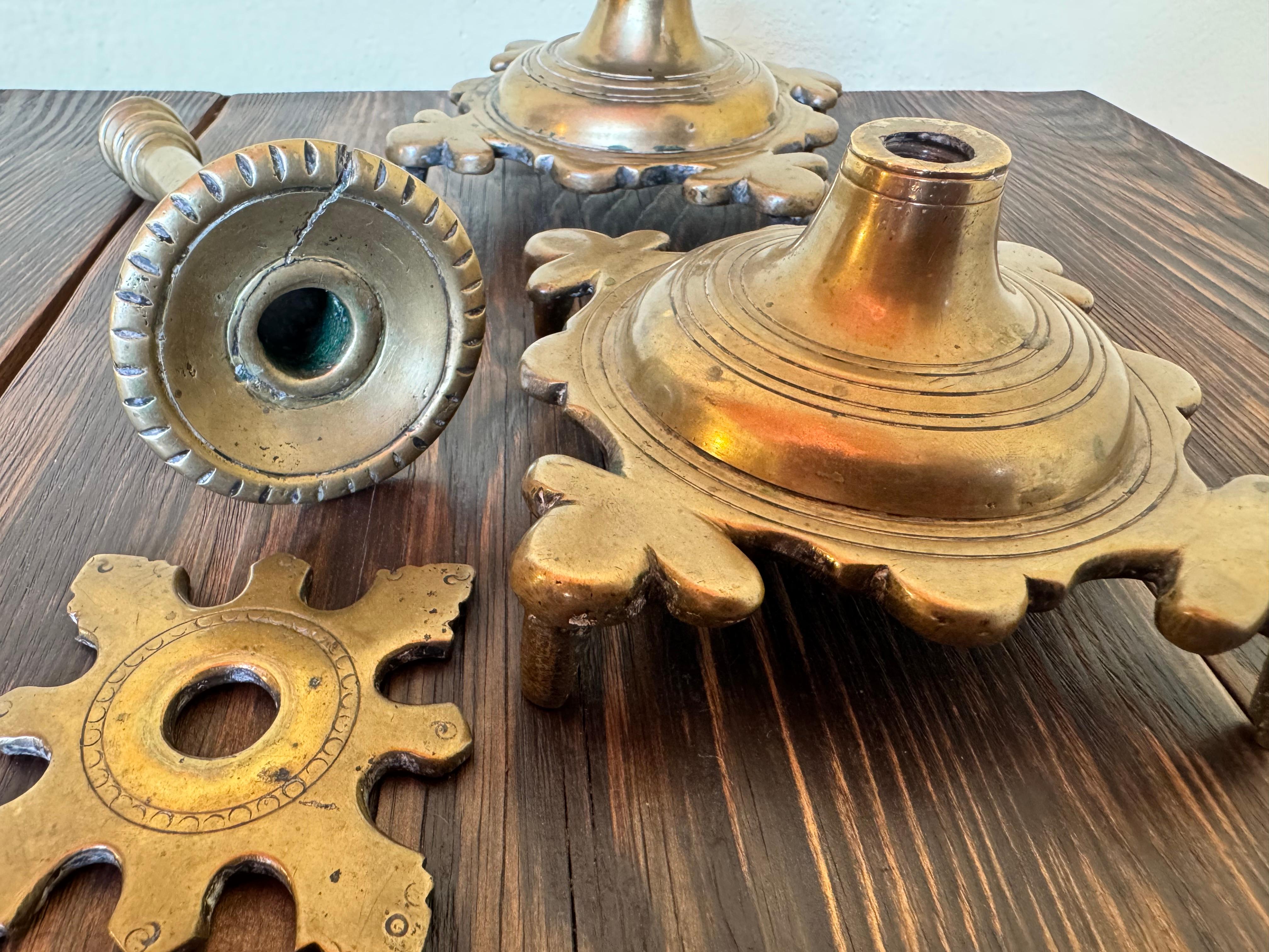 Rare paire de chandeliers Renaissance en bronze du XVIe siècle provenant de Bohemia État moyen - En vente à Wien, AT