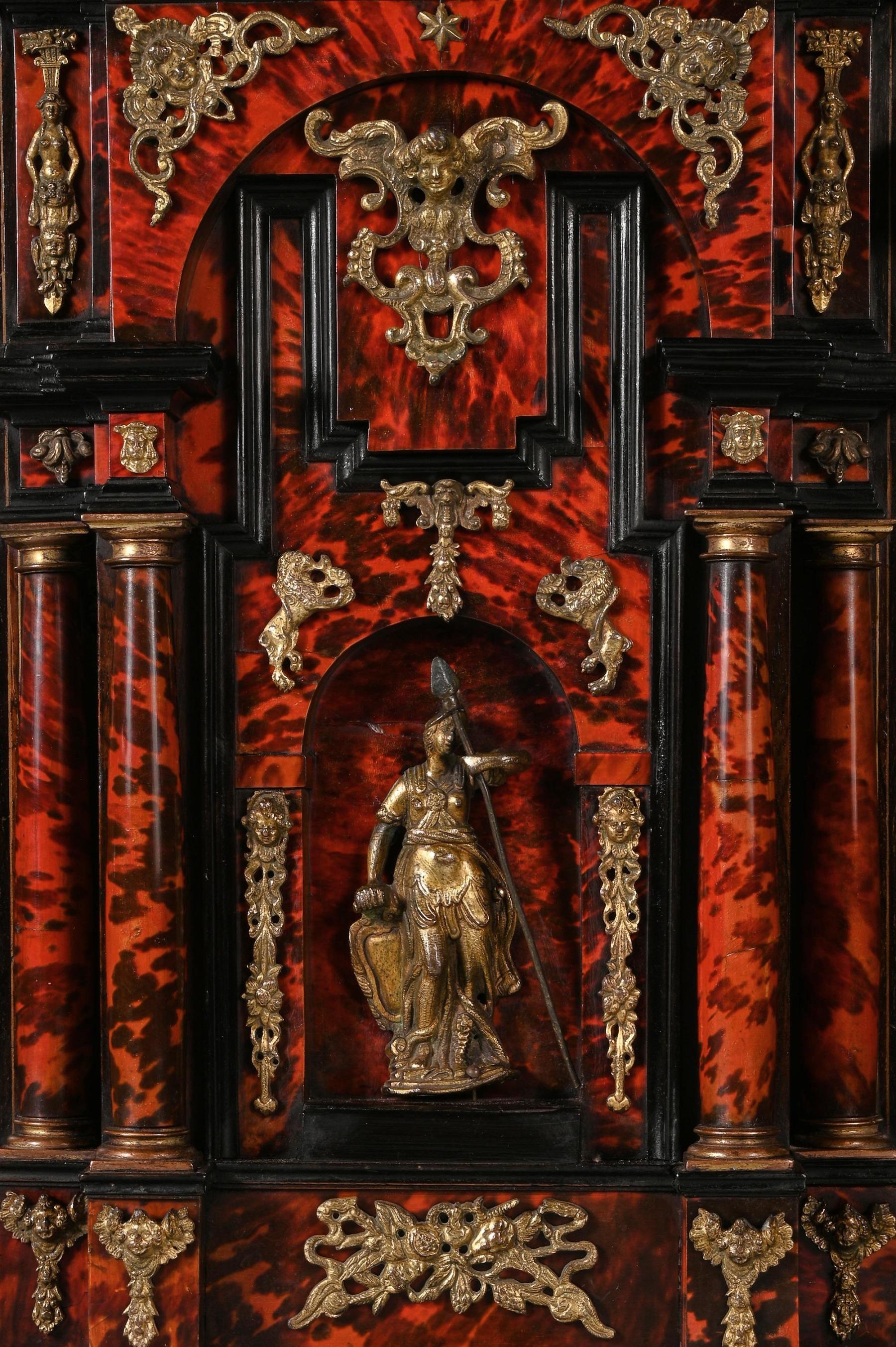 Espagnol Paire rare de statuettes baroques espagnoles du 17ème siècle en bronze doré montées sur ébène et tortue en vente