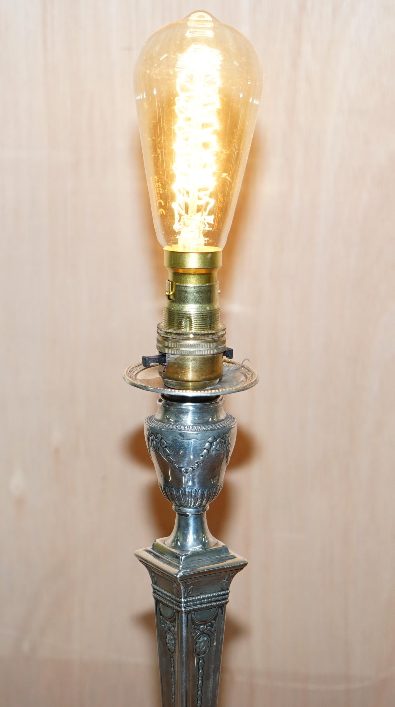 Rara coppia di lampade a candeliere corinzie in argento sterling James Bembridge del 1879 in vendita 5