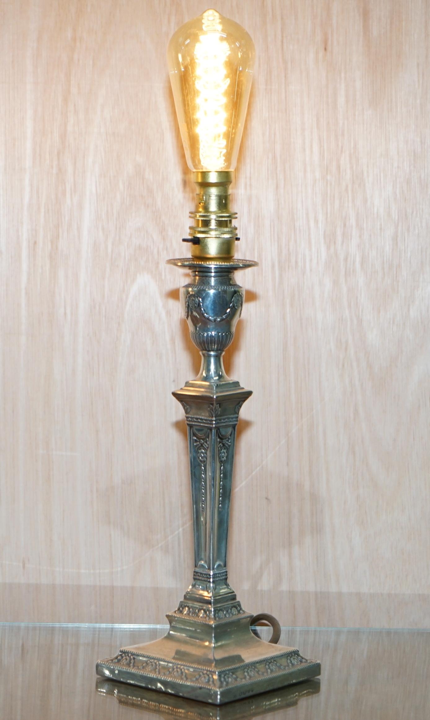 Siamo lieti di offrire in vendita questa splendida e rarissima coppia di lampade a candelabro a colonna corinzia in argento sterlingo del 1879 di James Kebberling Bembridge, con marchio di fabbrica originale

Una coppia molto decorativa e da