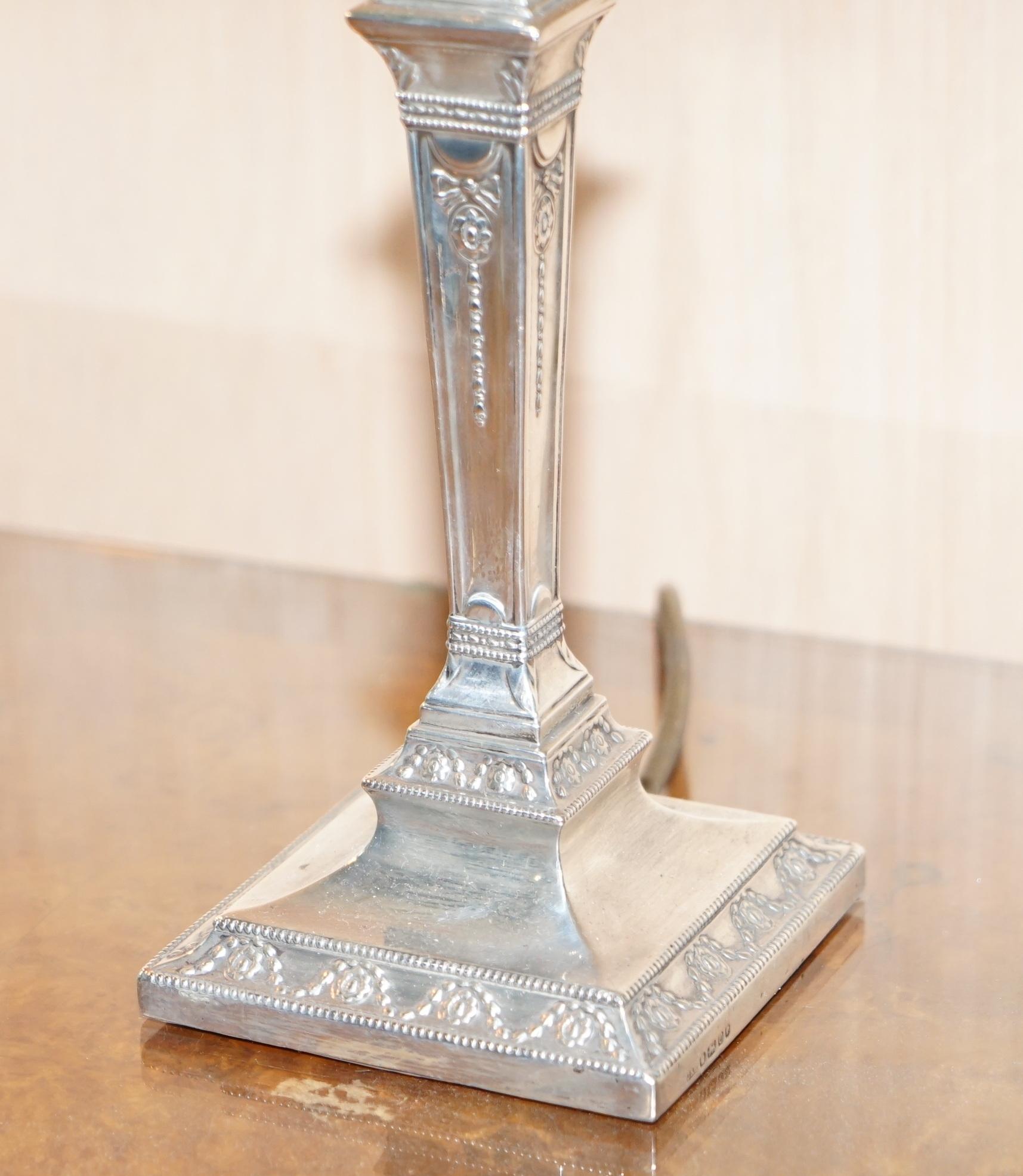 Fatto a mano Rara coppia di lampade a candeliere corinzie in argento sterling James Bembridge del 1879 in vendita