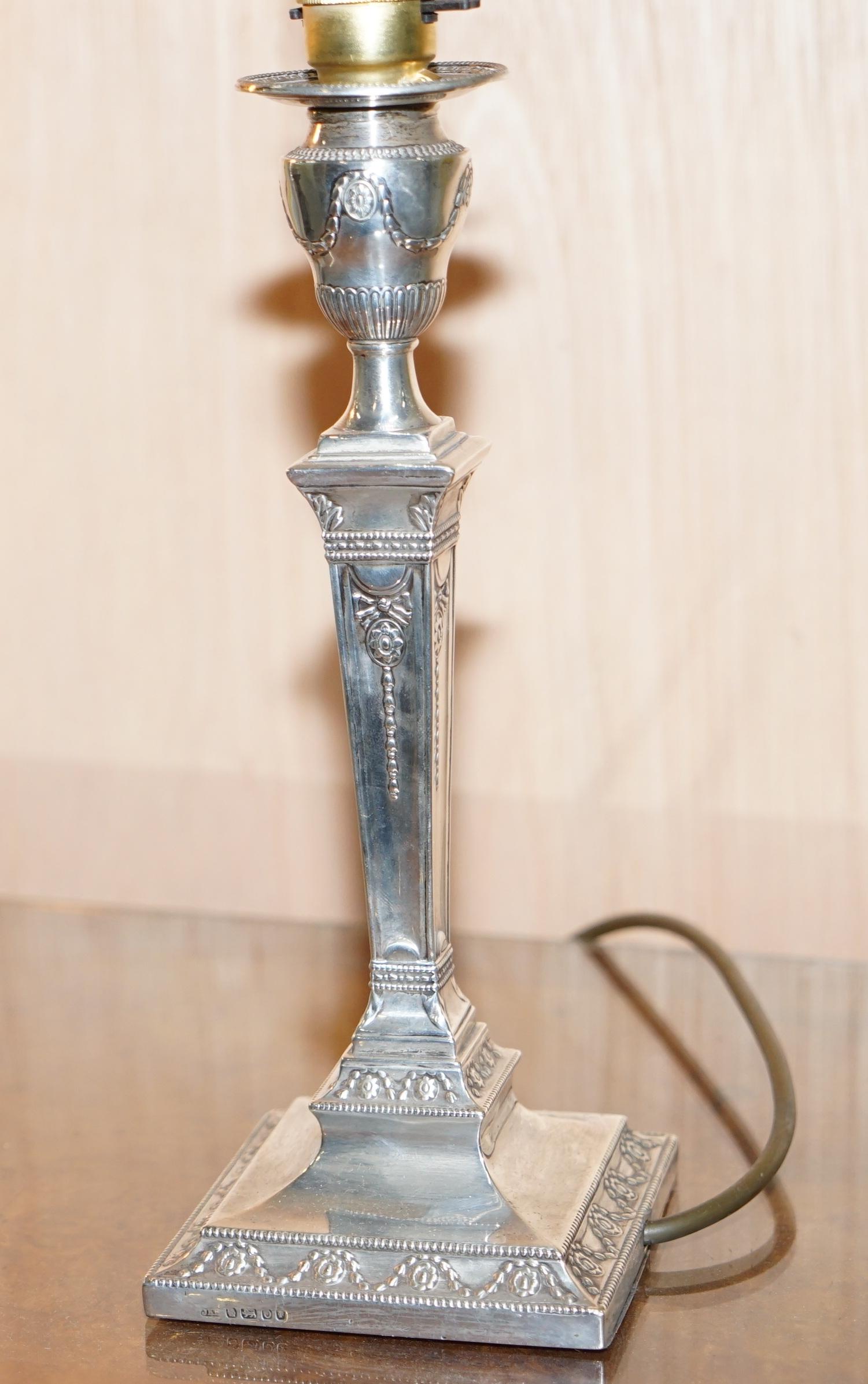 Fine XIX secolo Rara coppia di lampade a candeliere corinzie in argento sterling James Bembridge del 1879 in vendita