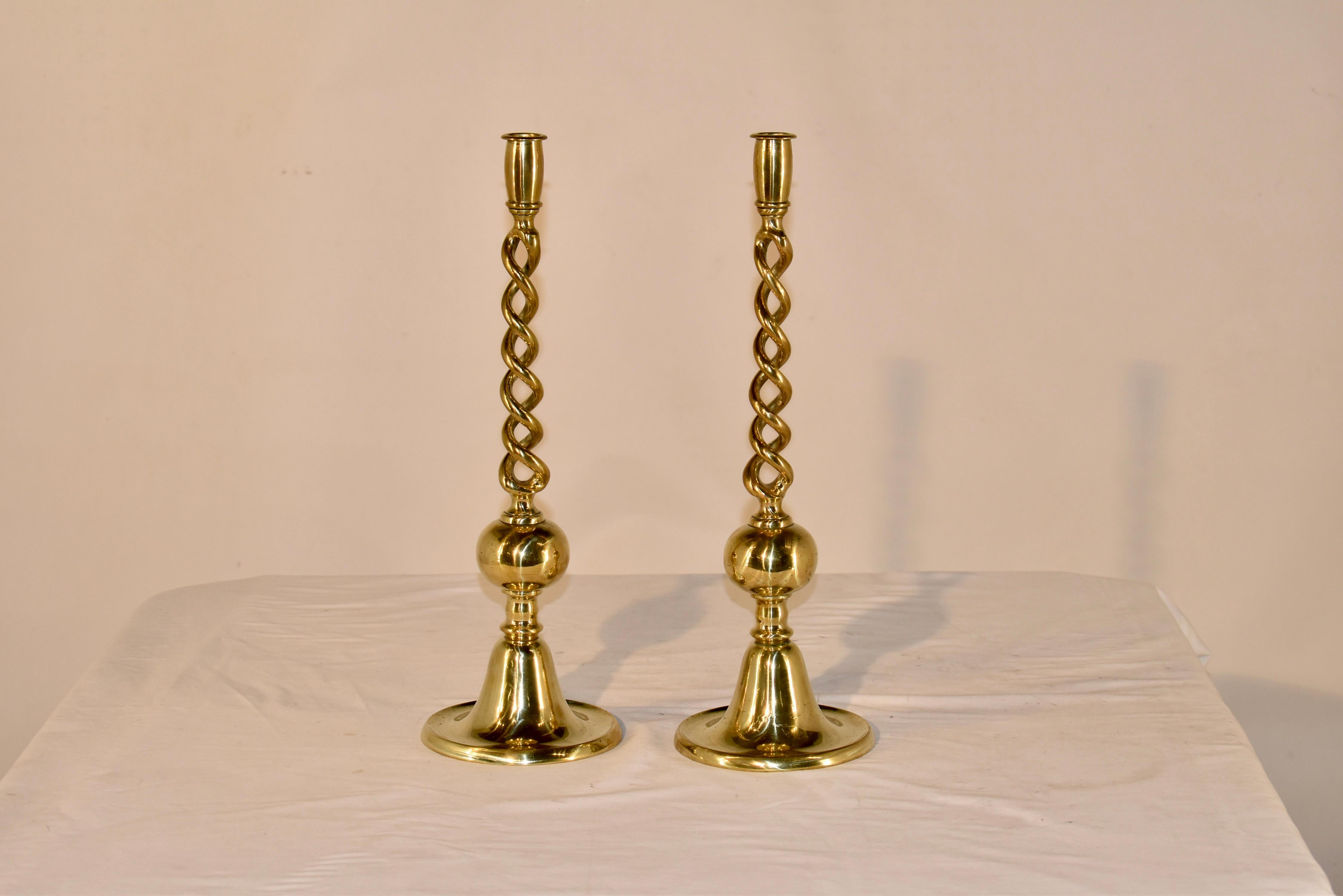 Rara e insolita coppia di candelieri a campana in metallo del XVIII secolo provenienti dall'Inghilterra.  Questi sono alcuni dei candelieri più belli che abbiamo mai avuto il piacere di offrire.  Sono molto alti e fanno una grande figura.  Le coppe
