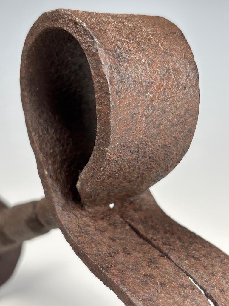 Rare paire de bougeoirs en fer forgé flamand du XVIIIe siècle en vente 7