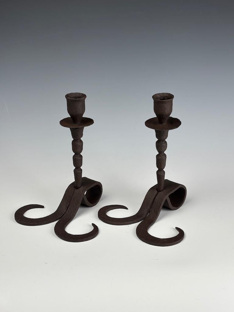 Rare paire de bougeoirs en fer forgé flamand du XVIIIe siècle

Superbe et rare paire de chandeliers flamands en fer forgé du milieu à la fin du XVIIIe siècle, forgés à la main de façon traditionnelle par des forgerons d'Europe du Nord. Chaque pièce