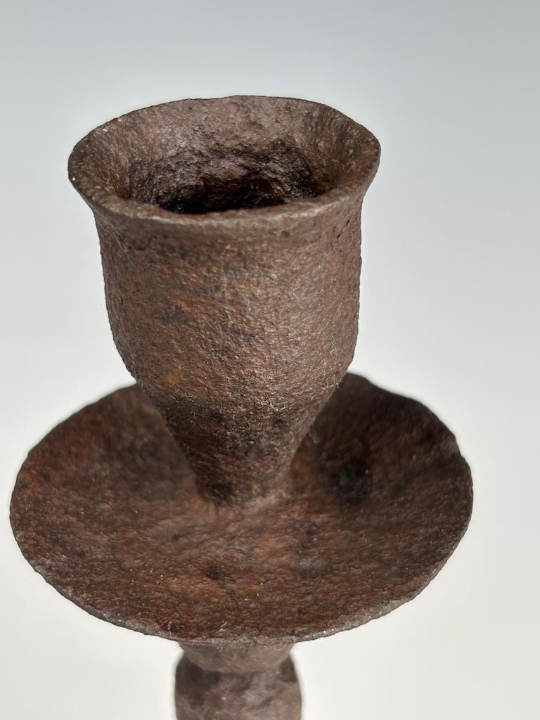 XVIIIe siècle et antérieur Rare paire de bougeoirs en fer forgé flamand du XVIIIe siècle en vente