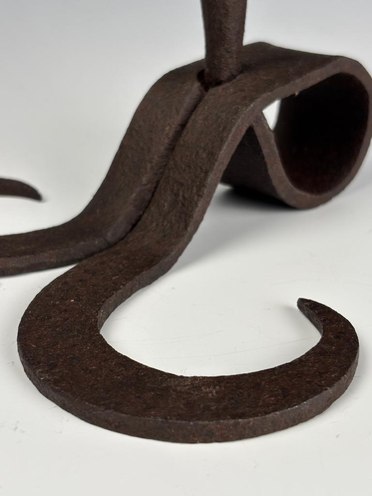 Rare paire de bougeoirs en fer forgé flamand du XVIIIe siècle en vente 1