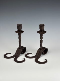 Rare paire de bougeoirs en fer forgé flamand du XVIIIe siècle