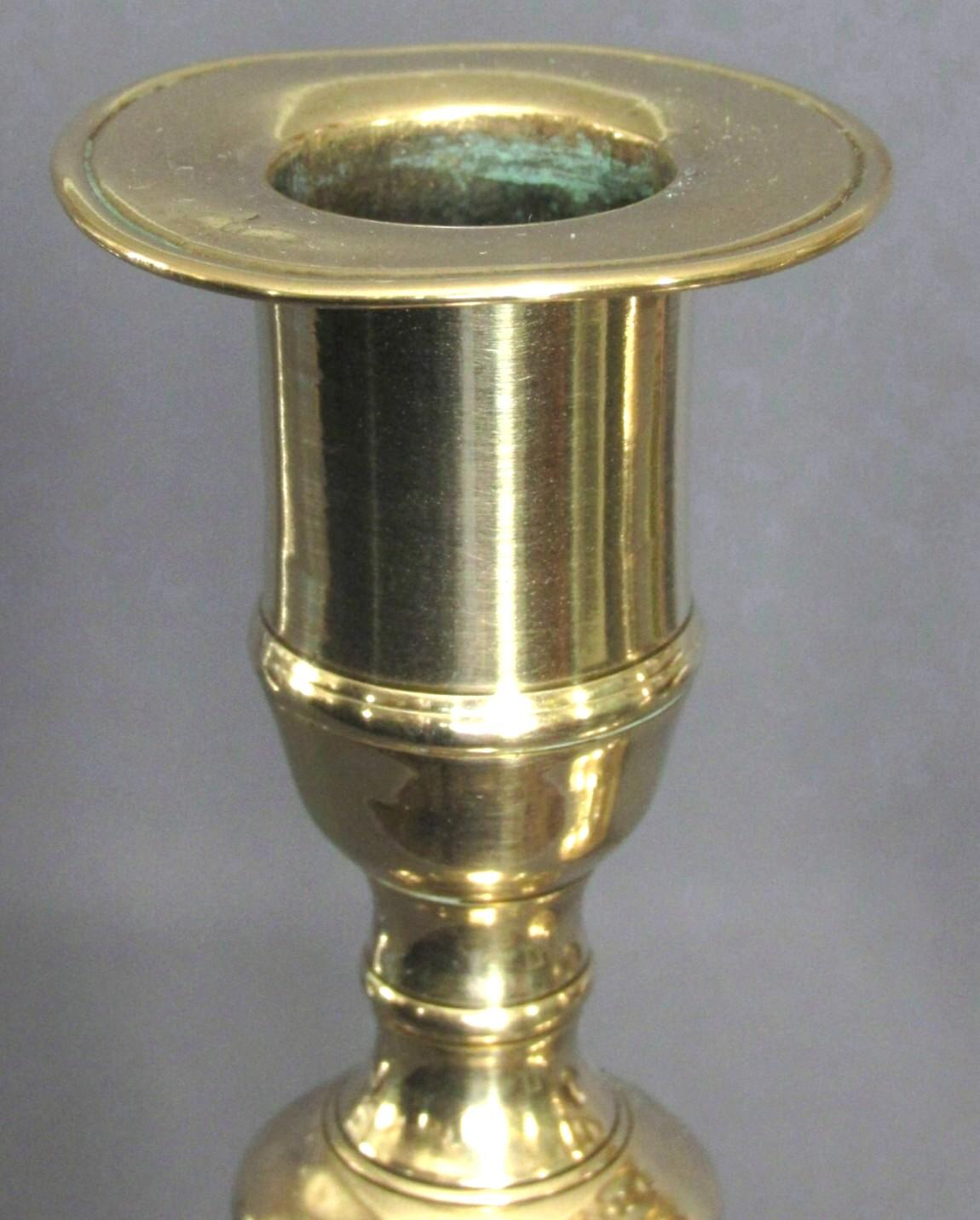 Seltenes Paar georgianischer Glocken-Metall-Kerzenleuchter aus dem 18. Jahrhundert, England, um 1760 (George II.) im Angebot
