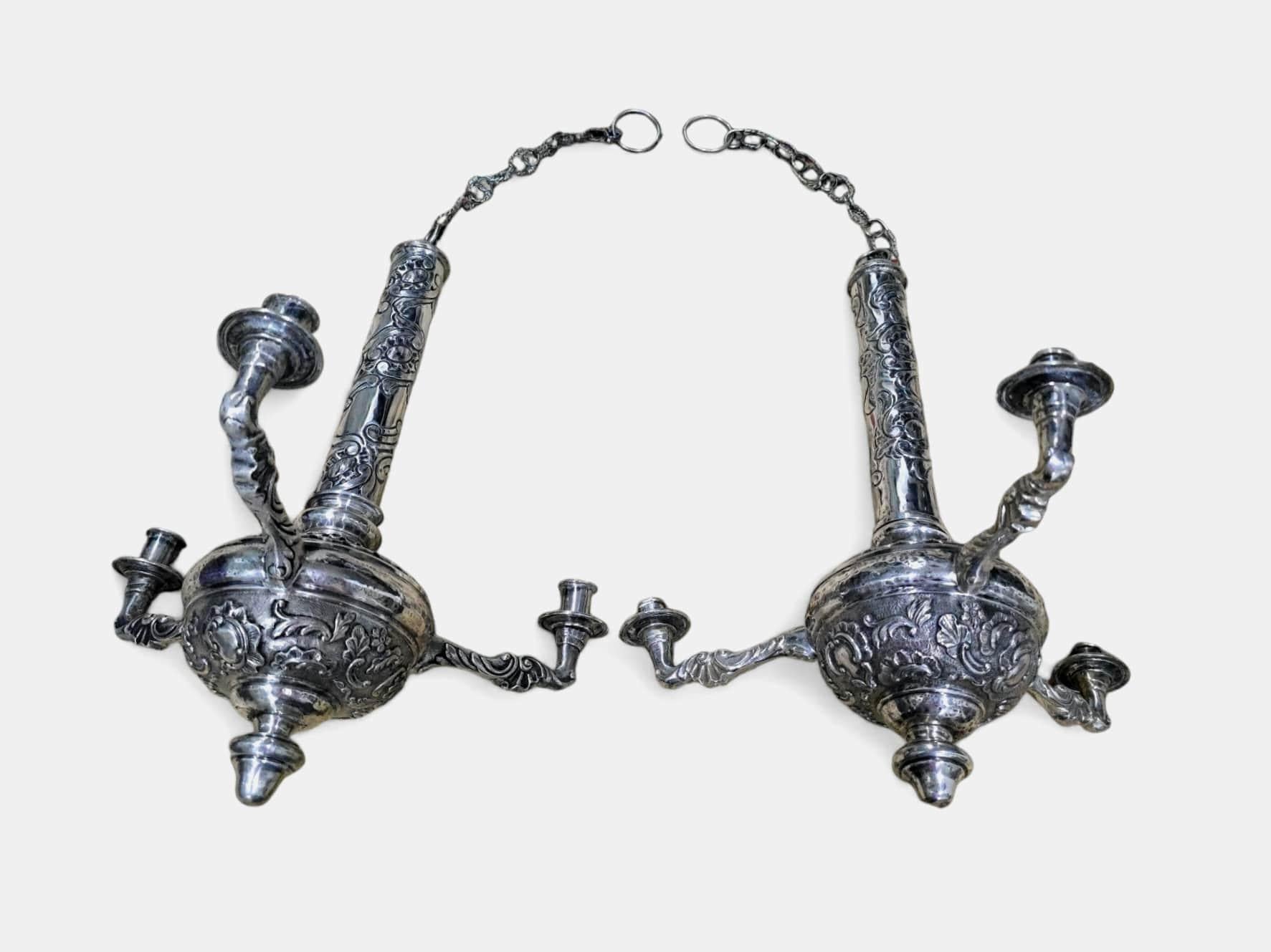 Rara coppia di lampade a candela in argento massiccio spagnolo del XVIII secolo in vendita 10