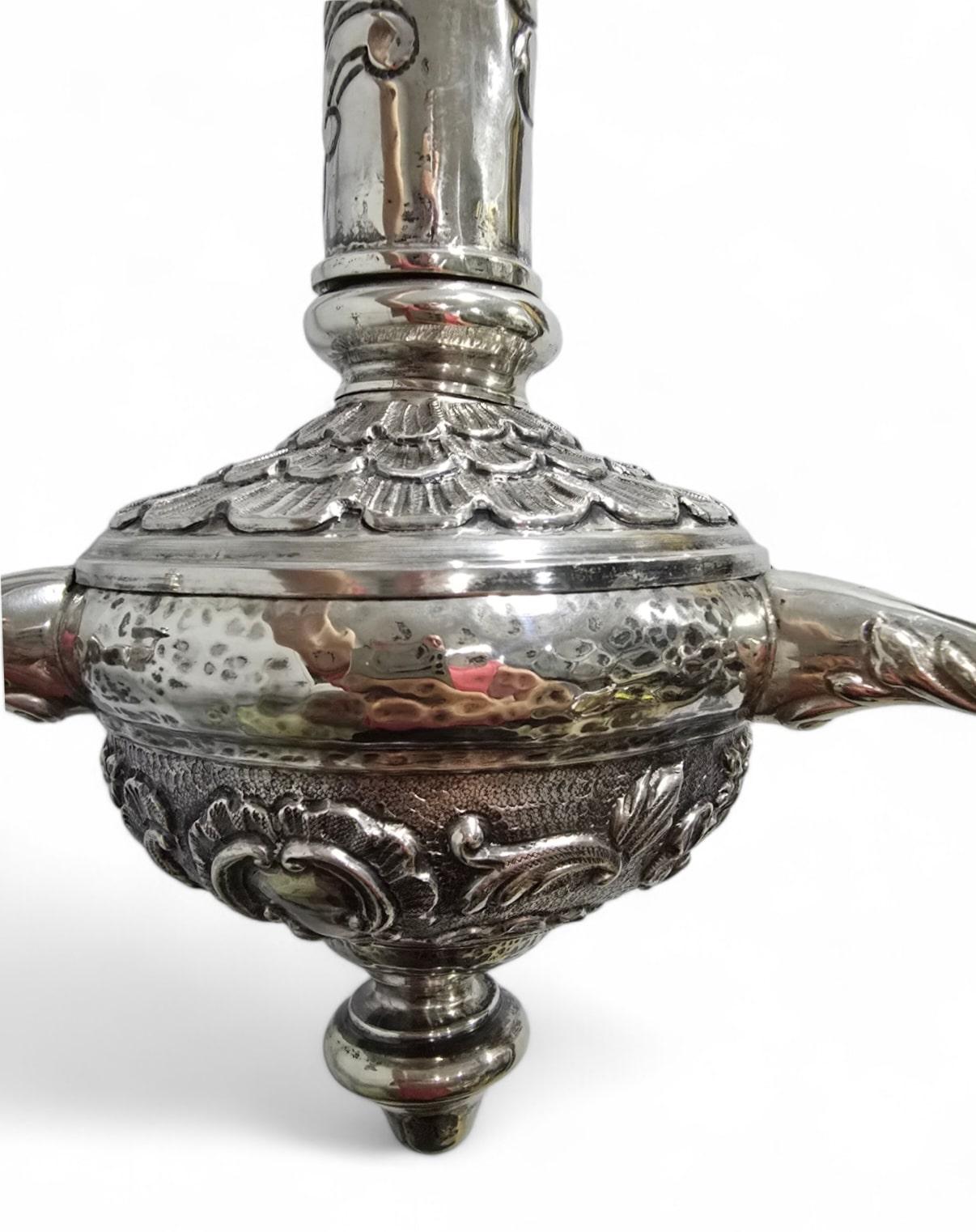 Un reperto davvero unico e raro, questa squisita coppia di lampade a candela spagnole del XVIII secolo è realizzata in argento massiccio e lavorata meticolosamente a mano. Caratterizzate da tre bracci graziosamente arcuati ciascuna, queste lampade