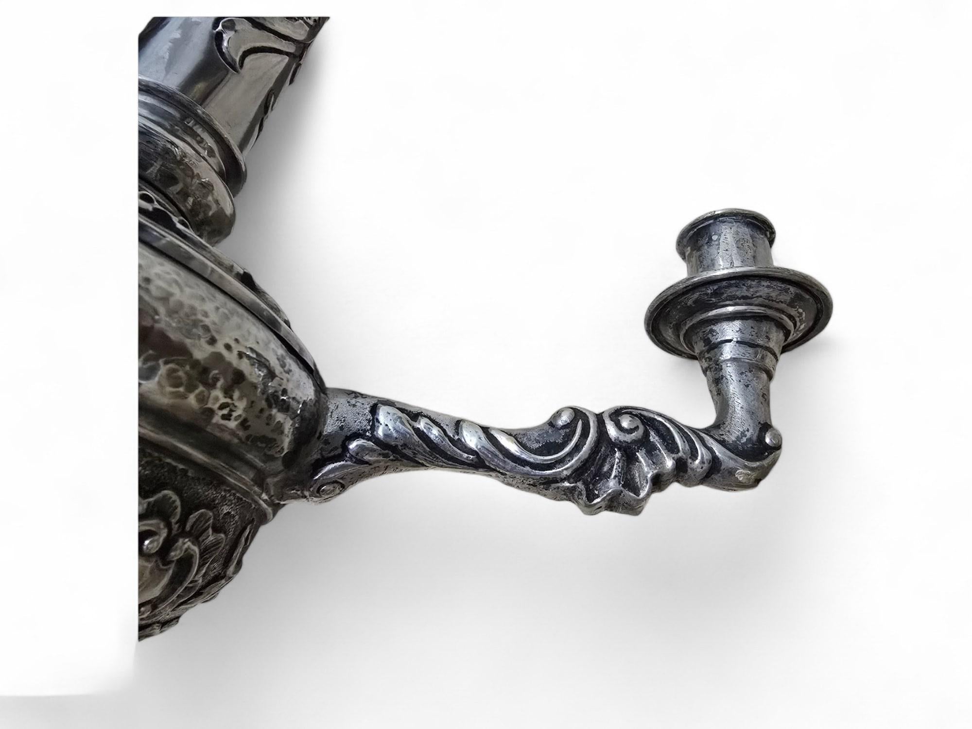 Inizio XVIII secolo Rara coppia di lampade a candela in argento massiccio spagnolo del XVIII secolo in vendita