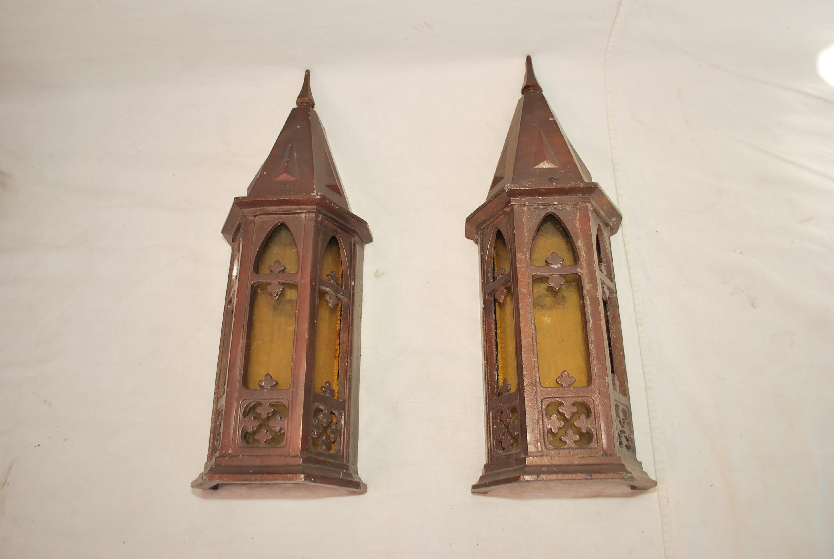 Una rara coppia di applique da esterno degli anni '30, perfette per lo stile Tudor o gotico.