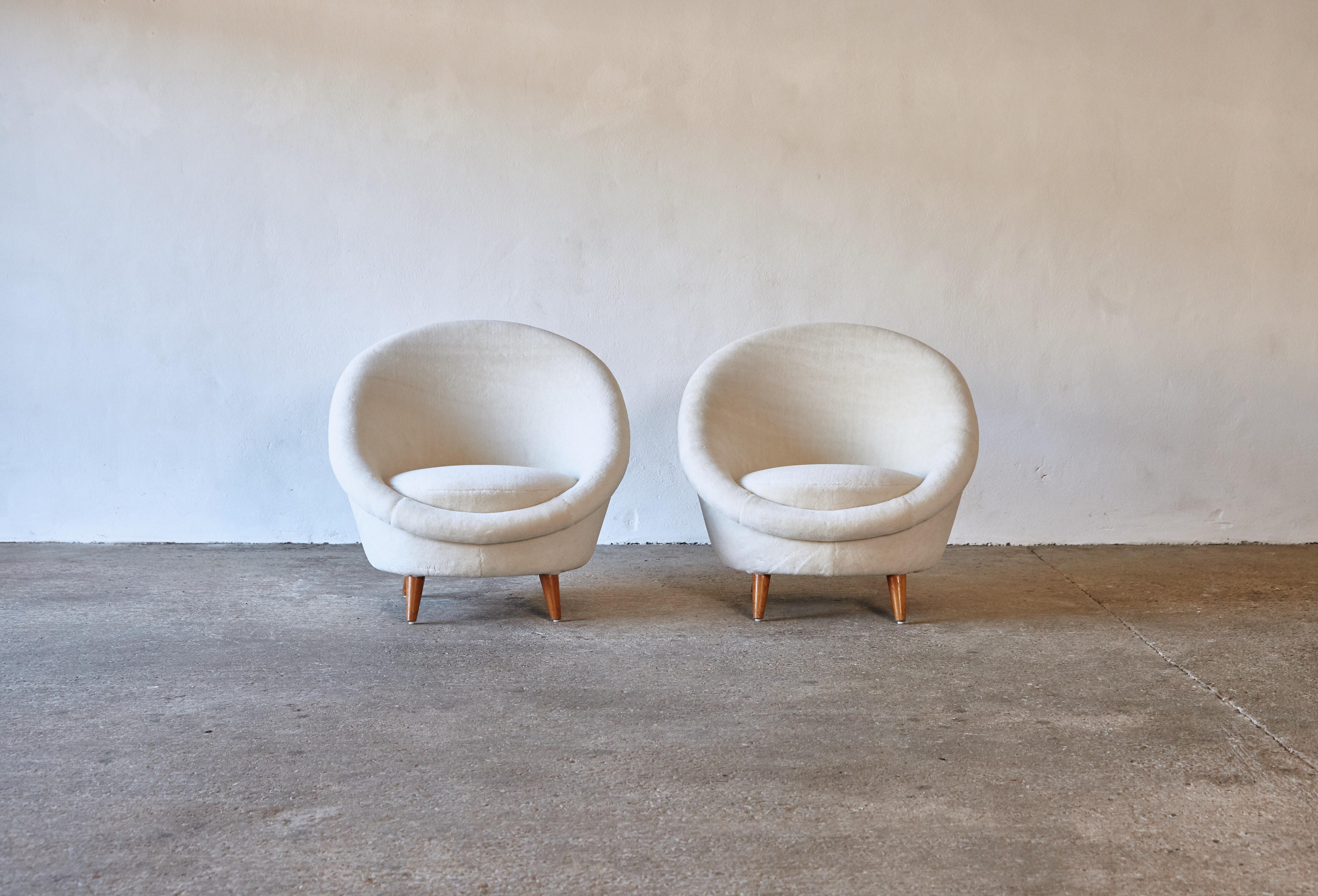 Rare Pair of 1950s Norwegian Egg Chairs, Newly Upholstered in Alpaca In Good Condition In LEWES, GB