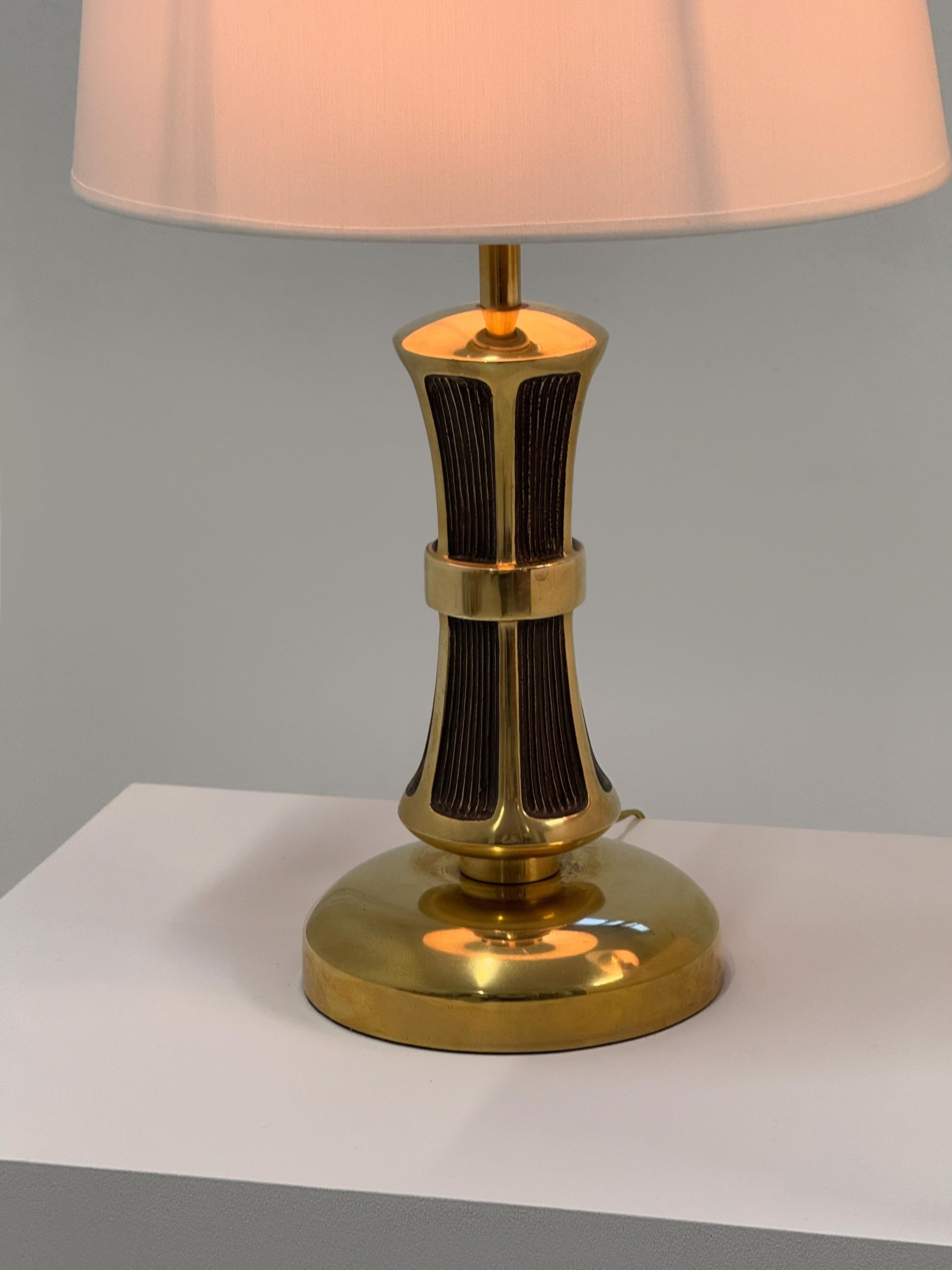 Rara coppia di lampade da tavolo italiane scultoree degli anni '50 - capolavoro in ottone fuso massiccio in vendita 4