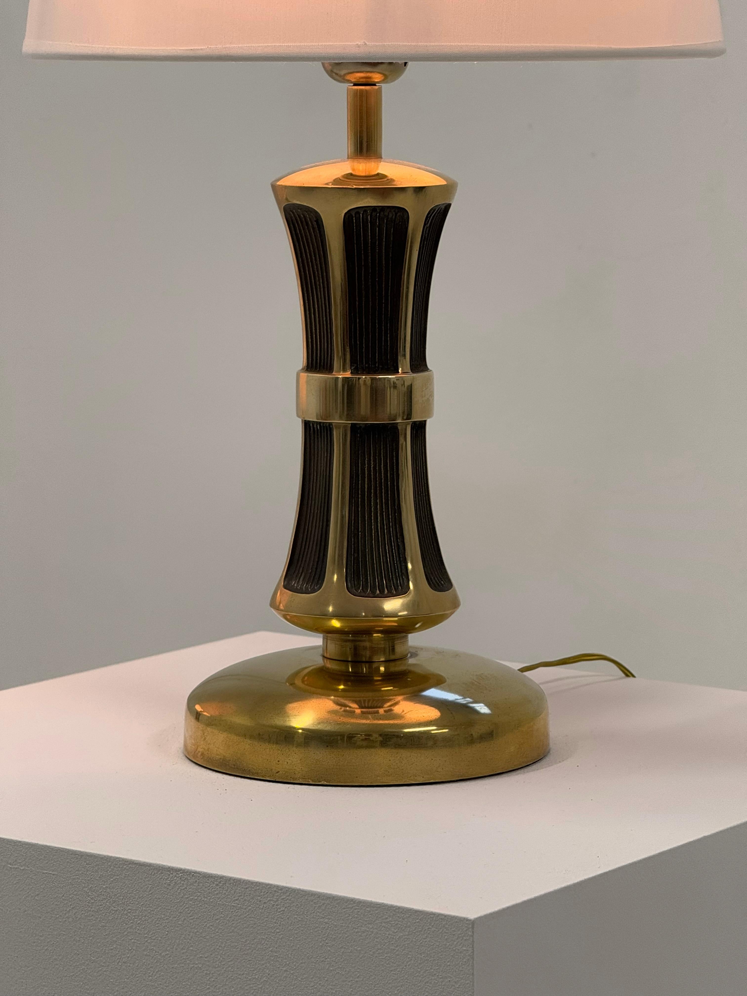 Rara coppia di lampade da tavolo italiane scultoree degli anni '50 - capolavoro in ottone fuso massiccio in vendita 5