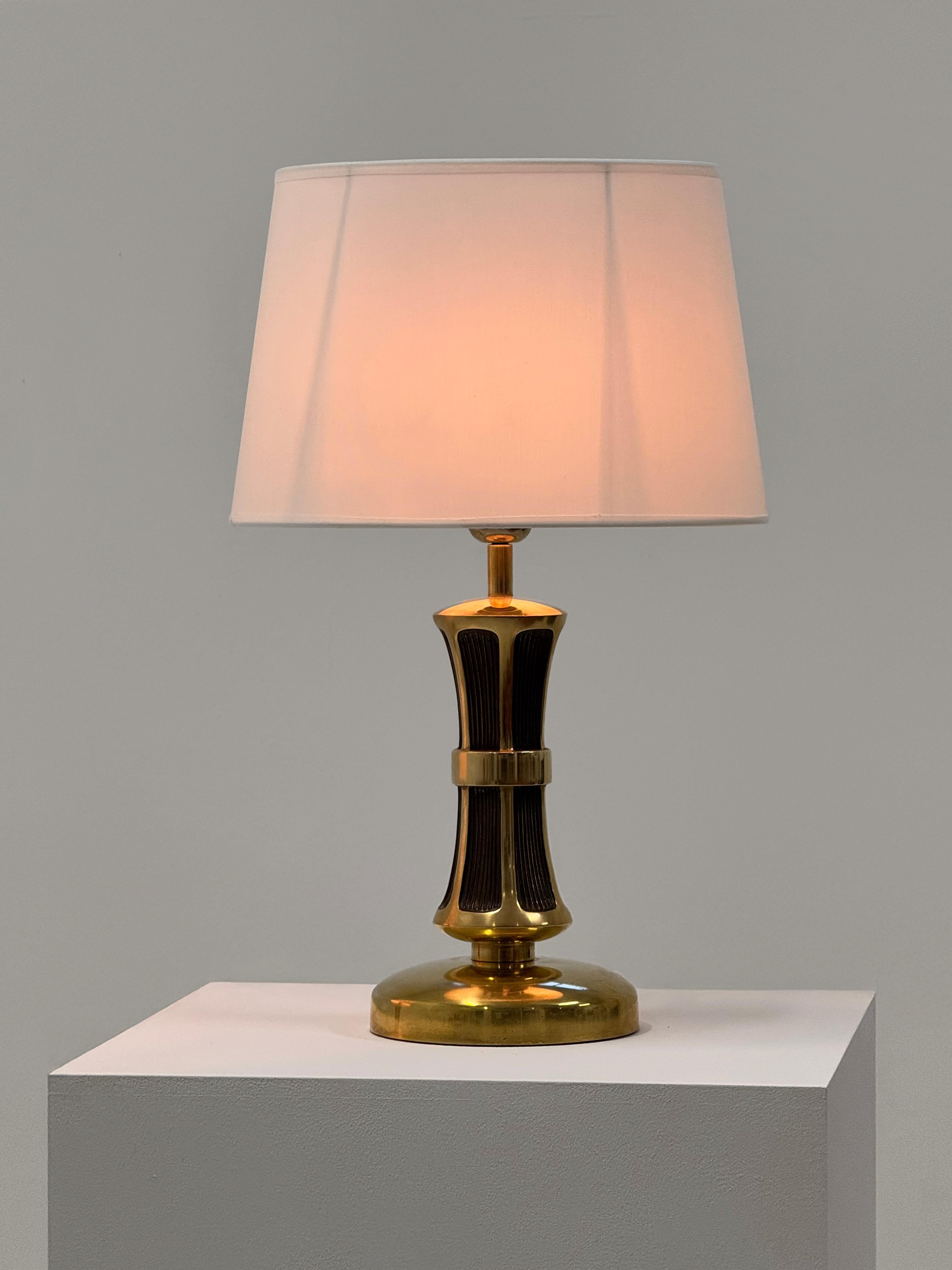 Rara coppia di lampade da tavolo italiane scultoree degli anni '50 - capolavoro in ottone fuso massiccio in vendita 6