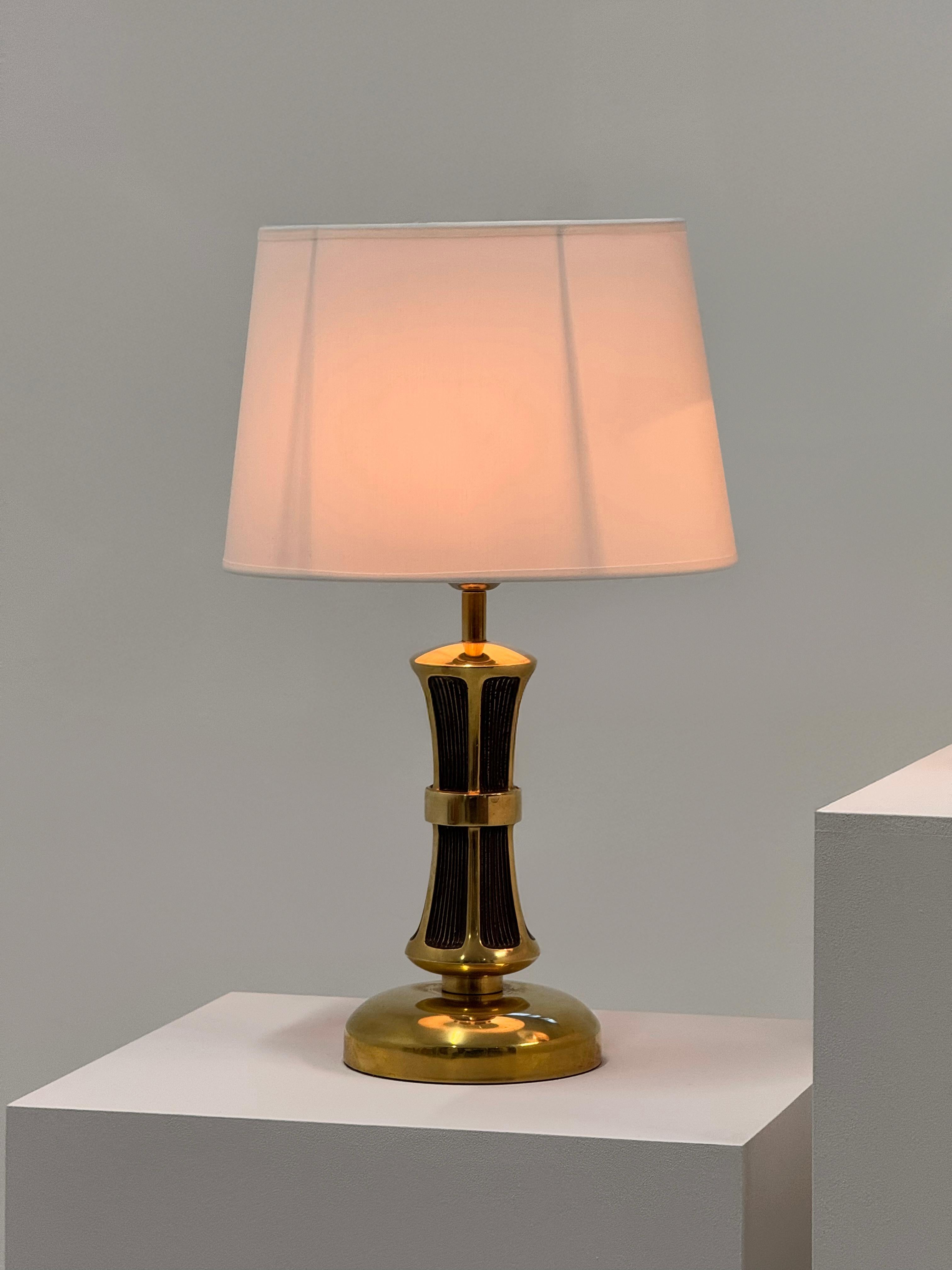 Rara coppia di lampade da tavolo italiane scultoree degli anni '50 - capolavoro in ottone fuso massiccio in vendita 7