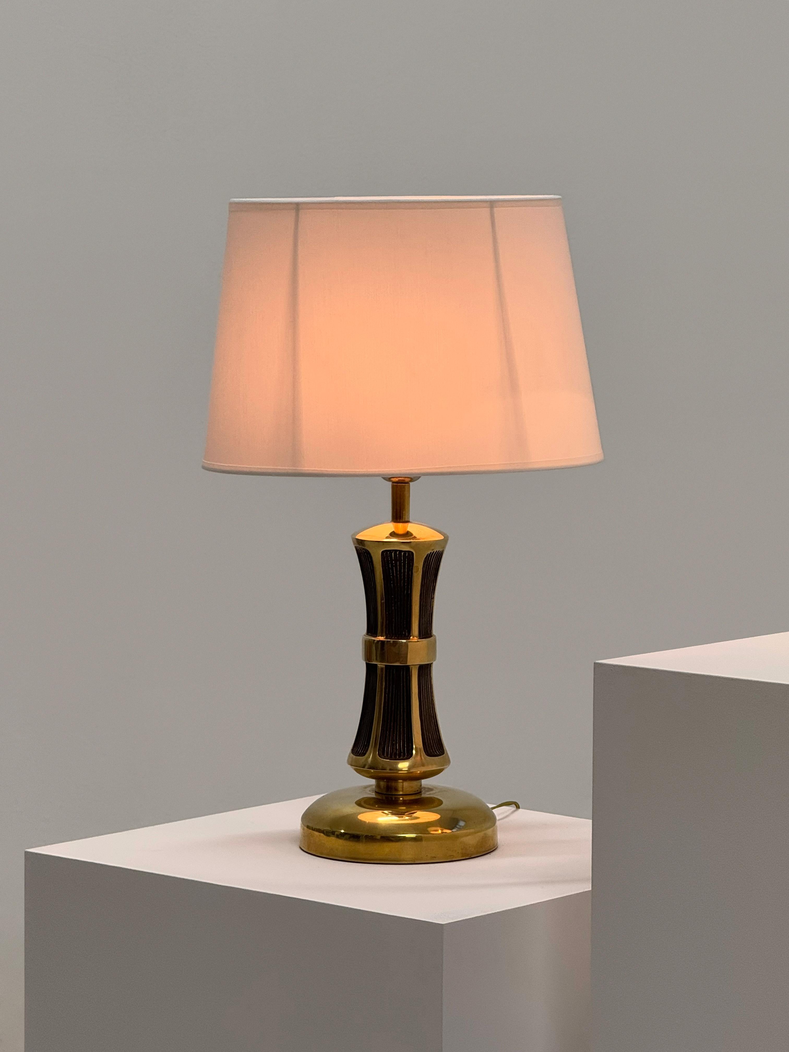 Rara coppia di lampade da tavolo italiane scultoree degli anni '50 - capolavoro in ottone fuso massiccio in vendita 10
