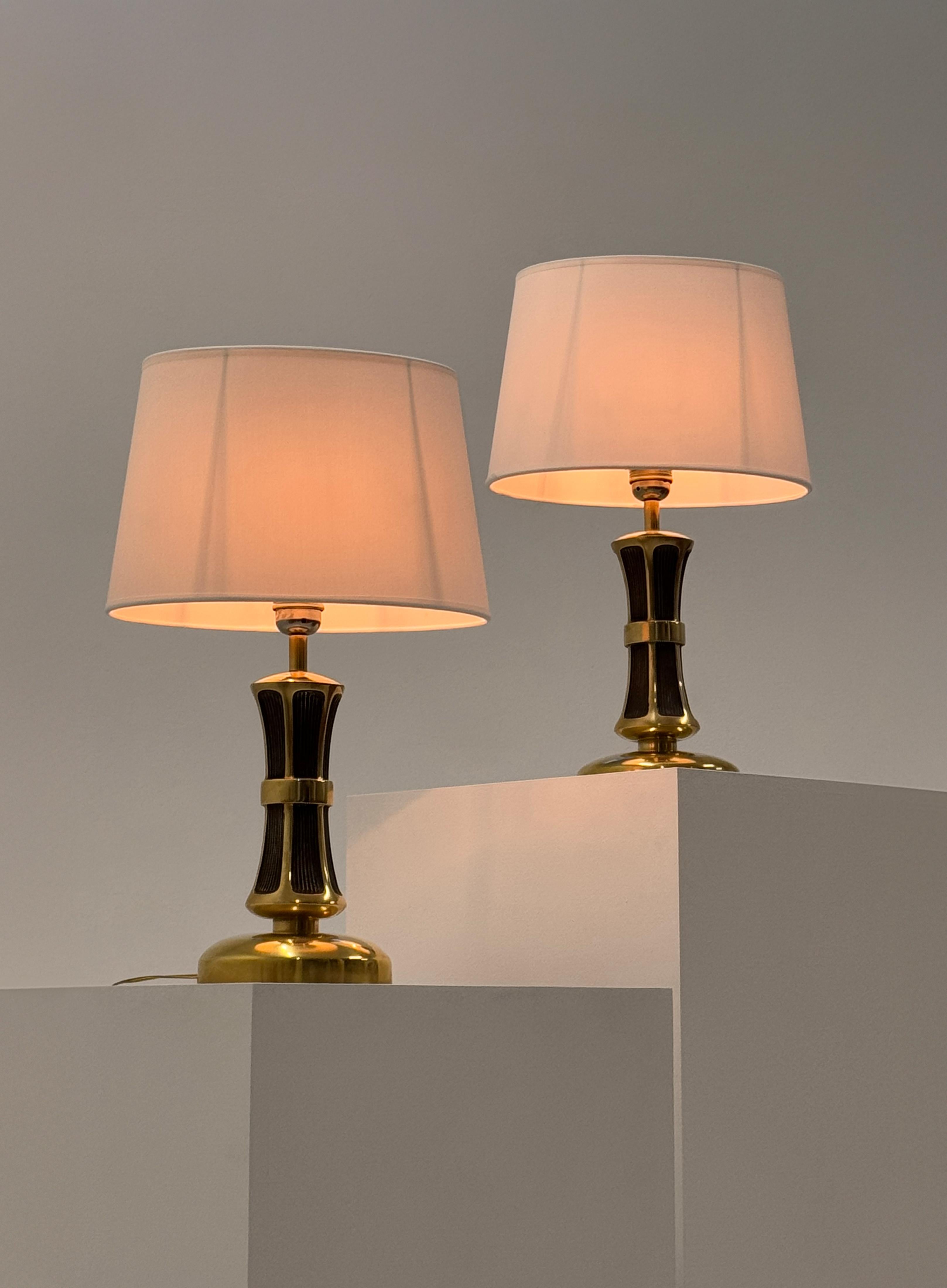 Una rara coppia di lampade da tavolo scultoree italiane, risalenti agli anni 1950/60. La loro presenza è definita da una solida struttura in ottone fuso, che incarna l'audace essenza artistica dell'artigianato italiano di metà secolo.

Con un