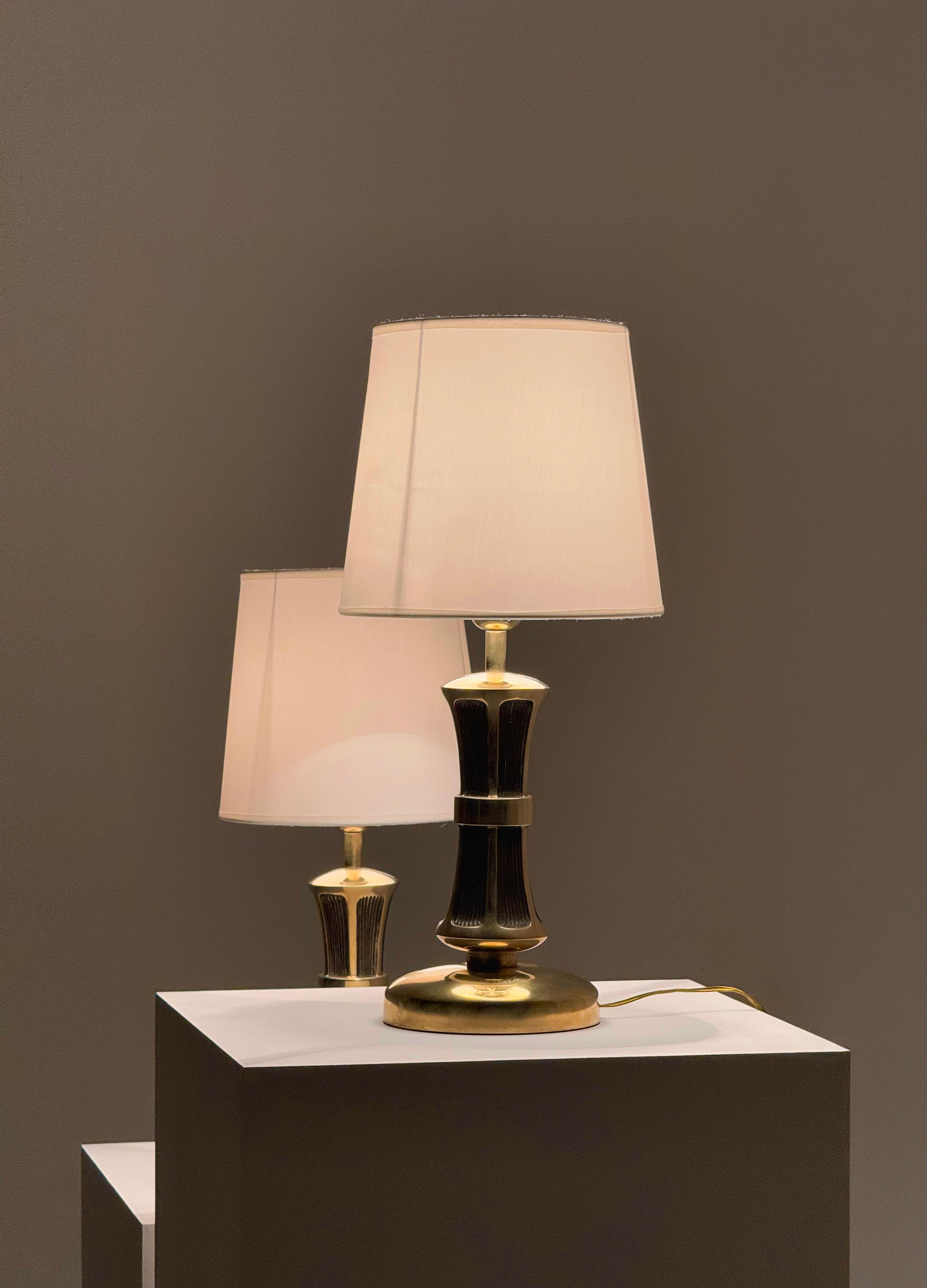 Mid-Century moderno Rara coppia di lampade da tavolo italiane scultoree degli anni '50 - capolavoro in ottone fuso massiccio in vendita