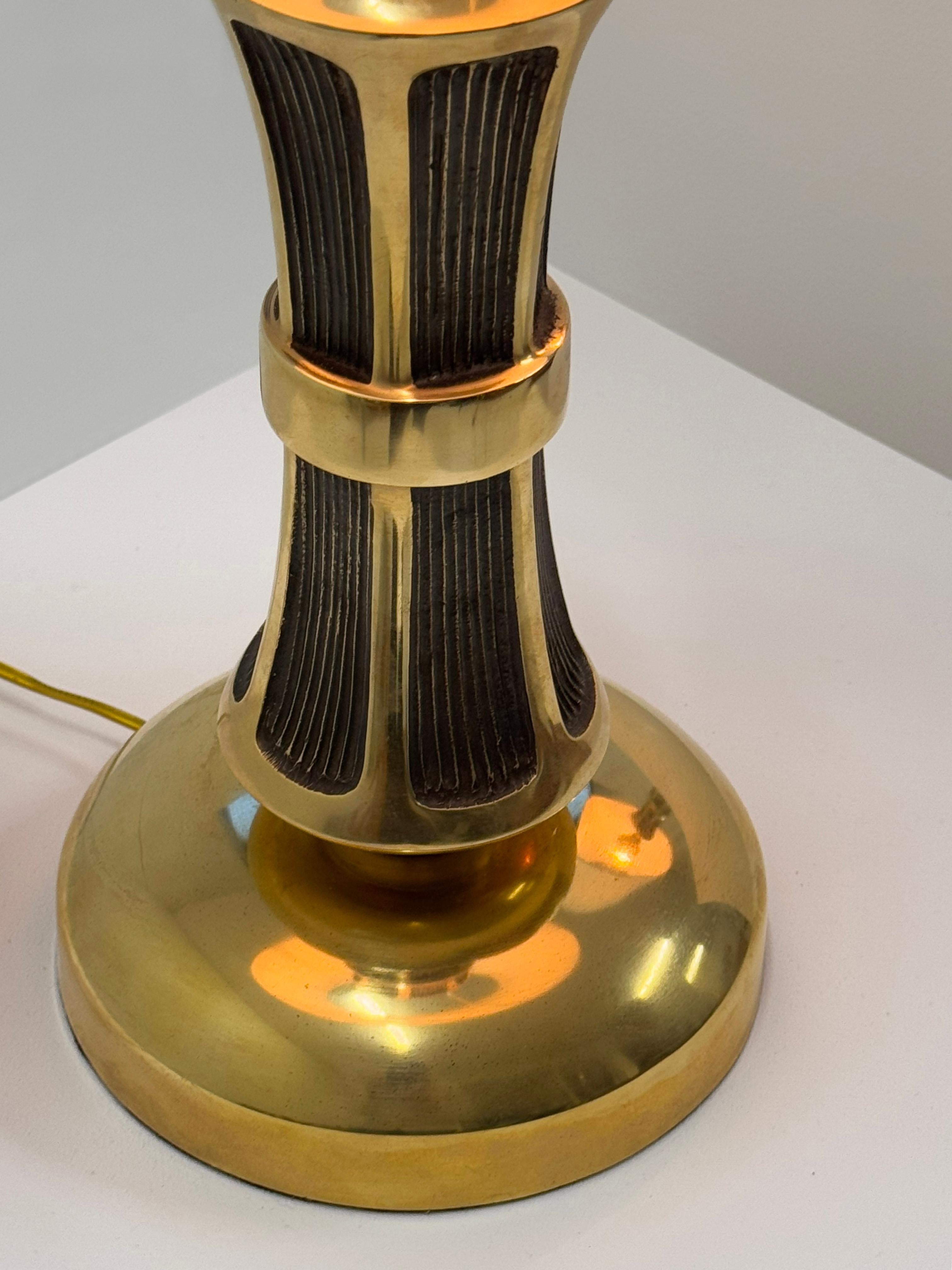 Italiano Rara coppia di lampade da tavolo italiane scultoree degli anni '50 - capolavoro in ottone fuso massiccio in vendita