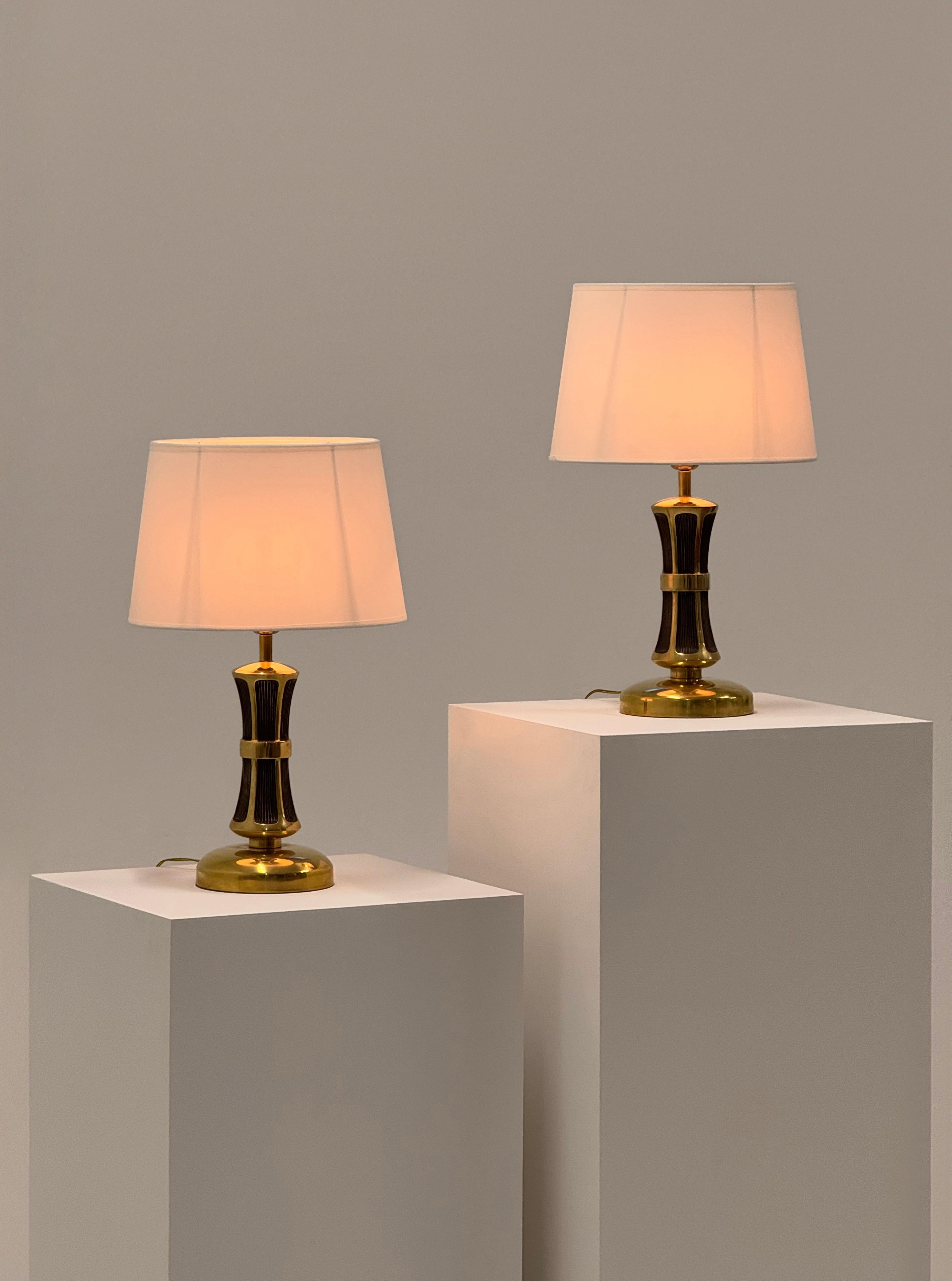 Rara coppia di lampade da tavolo italiane scultoree degli anni '50 - capolavoro in ottone fuso massiccio In condizioni buone in vendita a Milano, IT