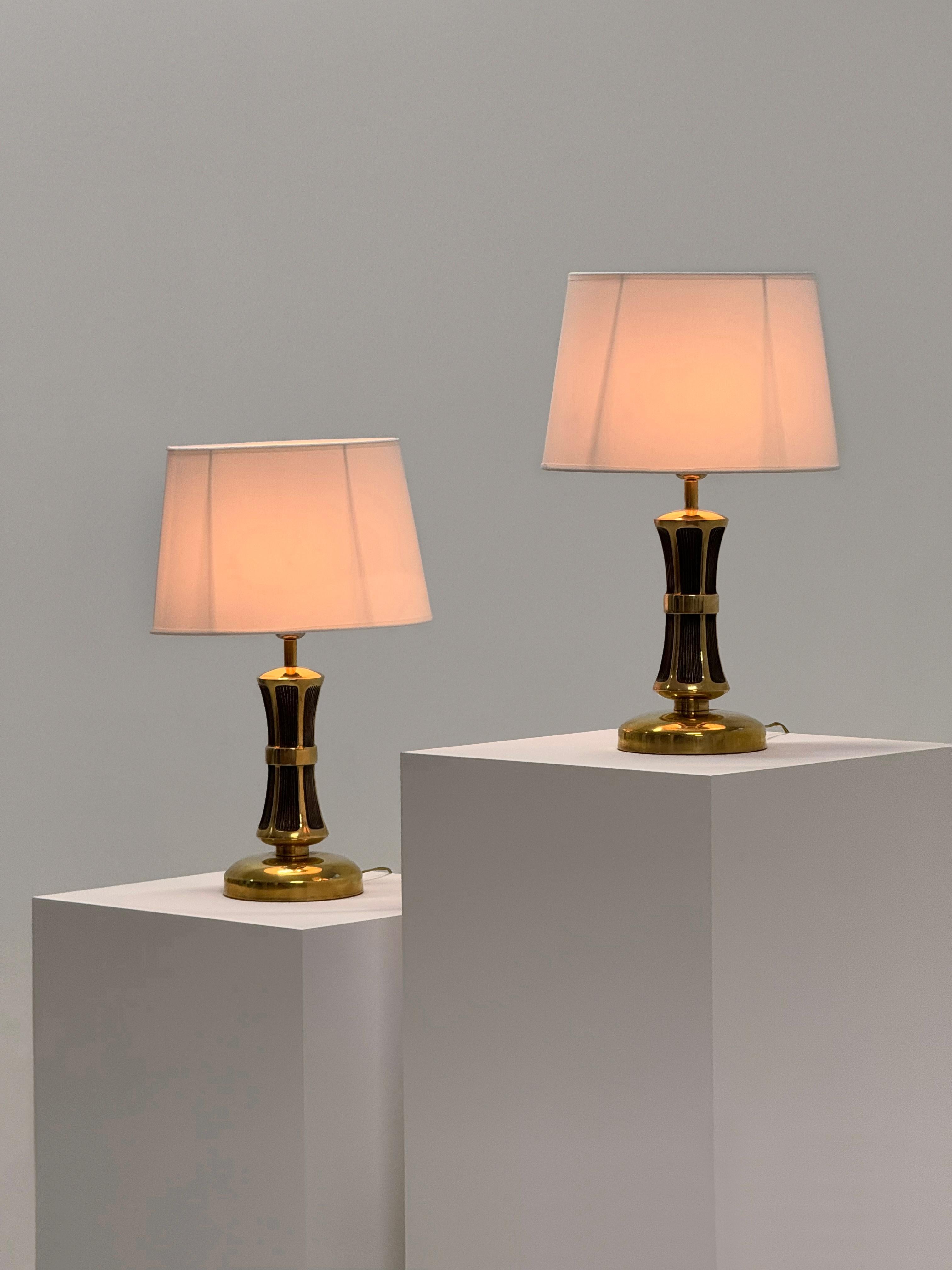 Metà XX secolo Rara coppia di lampade da tavolo italiane scultoree degli anni '50 - capolavoro in ottone fuso massiccio in vendita