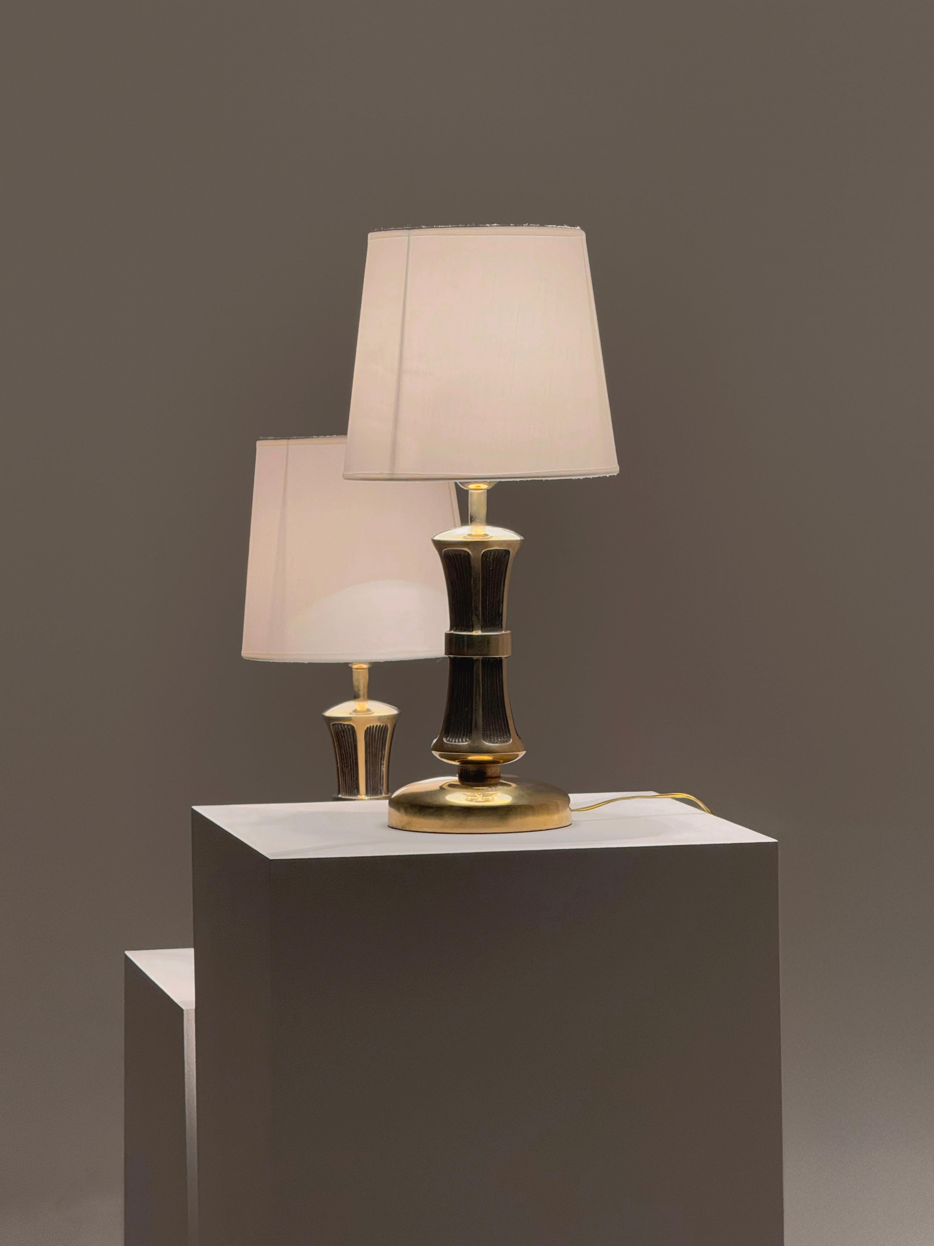 Ottone Rara coppia di lampade da tavolo italiane scultoree degli anni '50 - capolavoro in ottone fuso massiccio in vendita