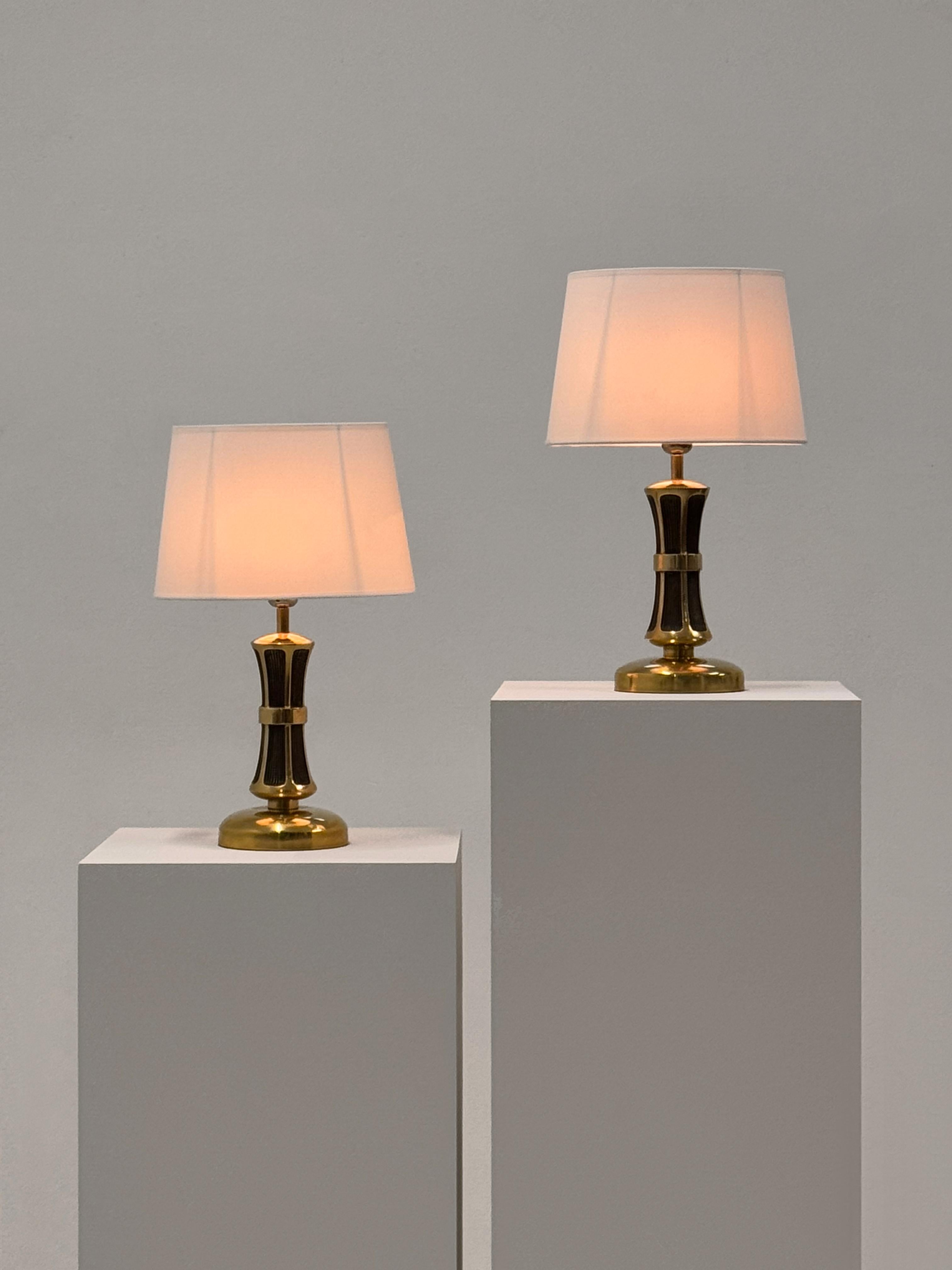 Rara coppia di lampade da tavolo italiane scultoree degli anni '50 - capolavoro in ottone fuso massiccio in vendita 1