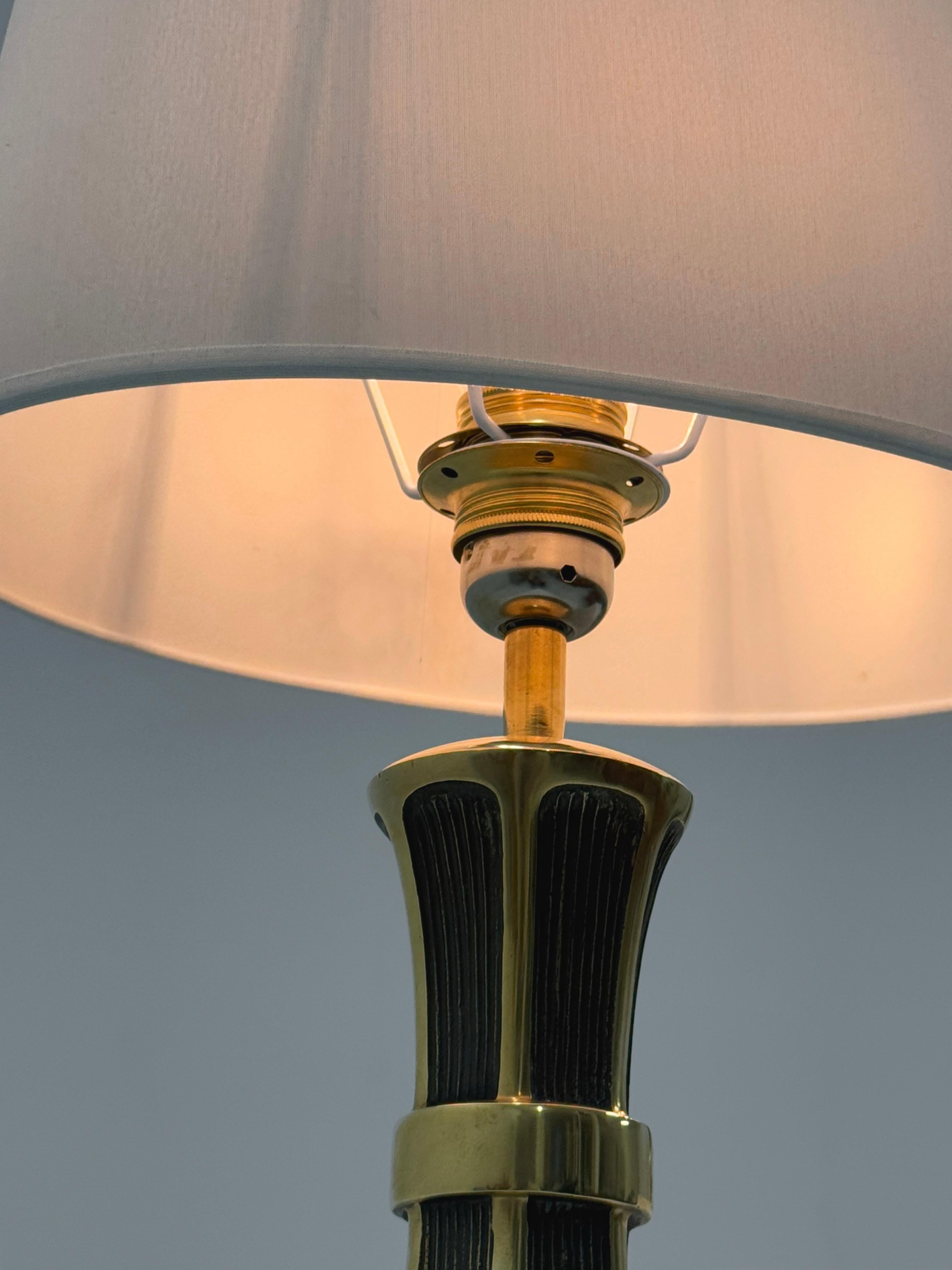Rara coppia di lampade da tavolo italiane scultoree degli anni '50 - capolavoro in ottone fuso massiccio in vendita 2