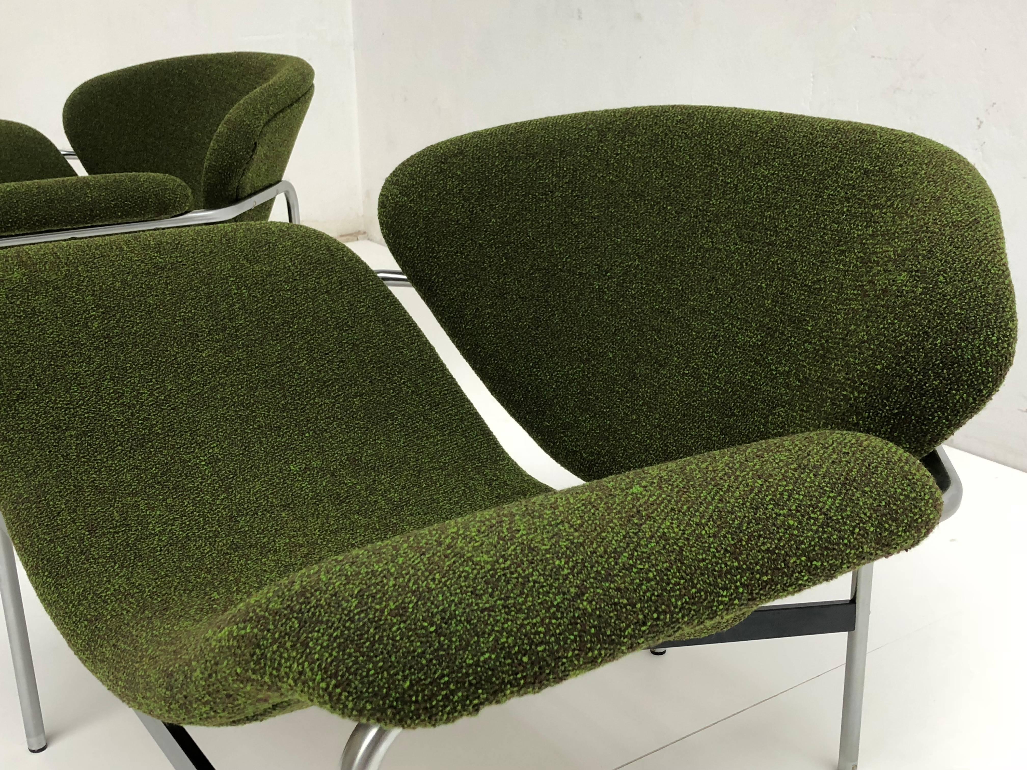 This is a rare pair of fully restored and new reupholstered Dutch 1960s lounge chairs with a very GROOVY shape!

We did a thorough research trying to identify the manufacturer and designer of this design

The chair's design show the strong
