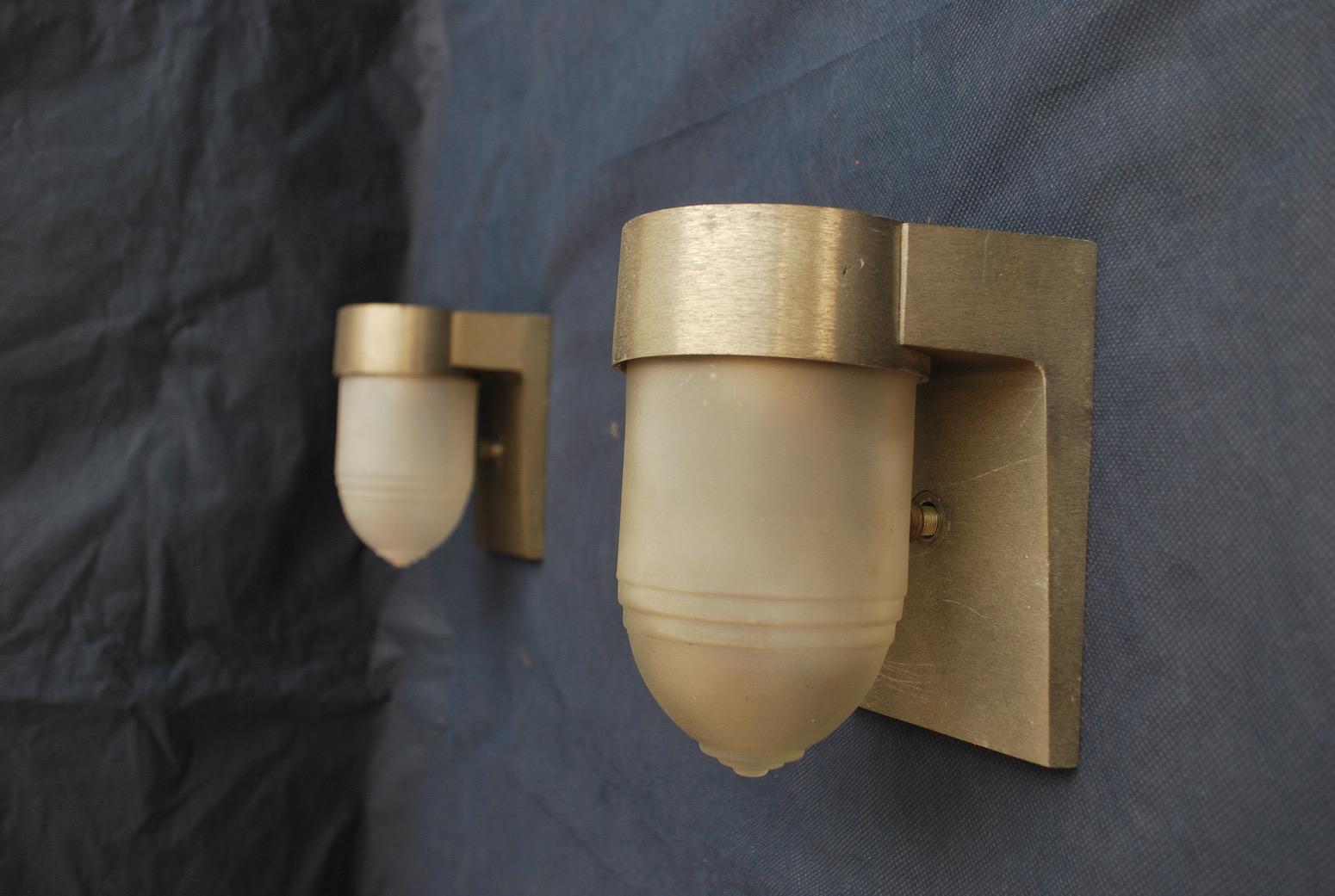 These 1960's outdoor sconces are quite rare, the true color is on the main pictures, the other pictures, the metal look like yellowish , it is the flash of the camera that created that yellowish color, the patina is much nicer in person