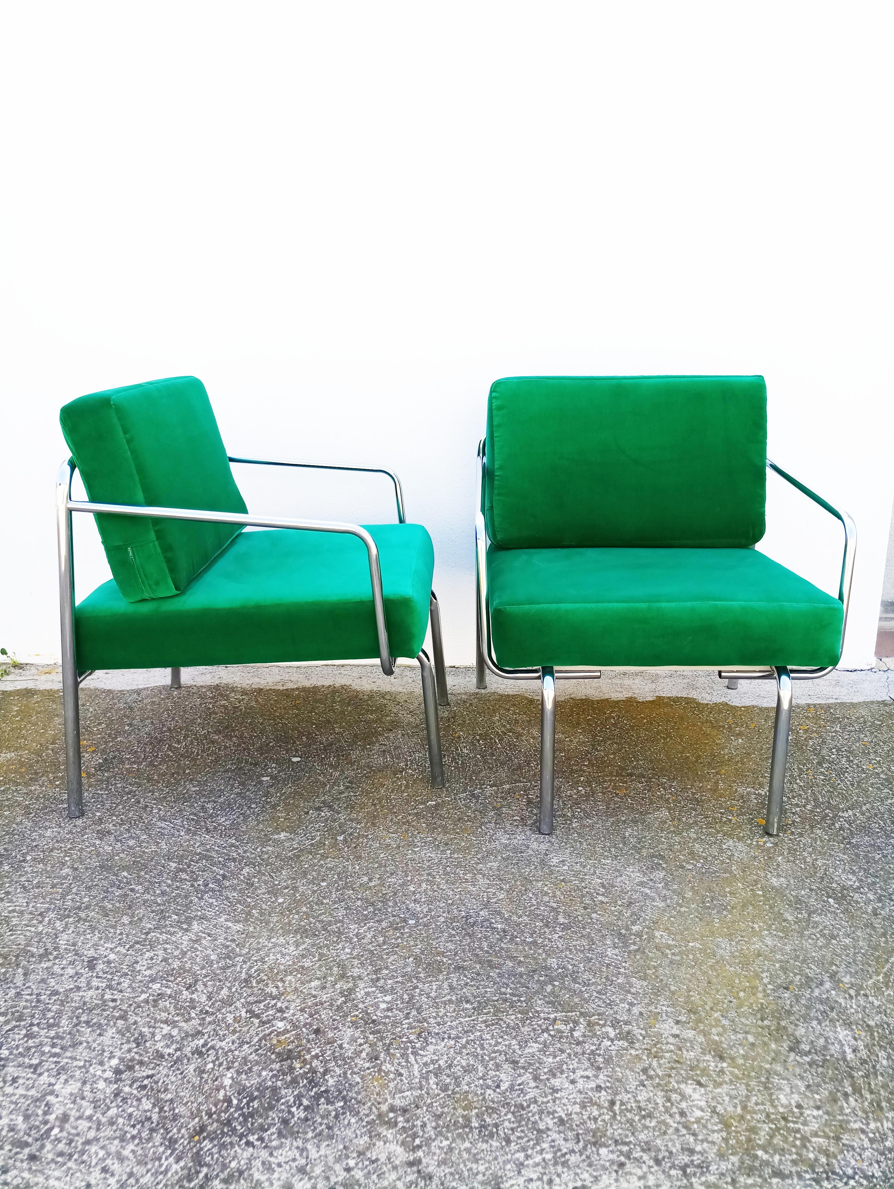 Belle et rare paire de fauteuils en velours vert des années 1970 fabriqués en Italie, velours vert neuf, mousse neuve, en parfait état vintage.
