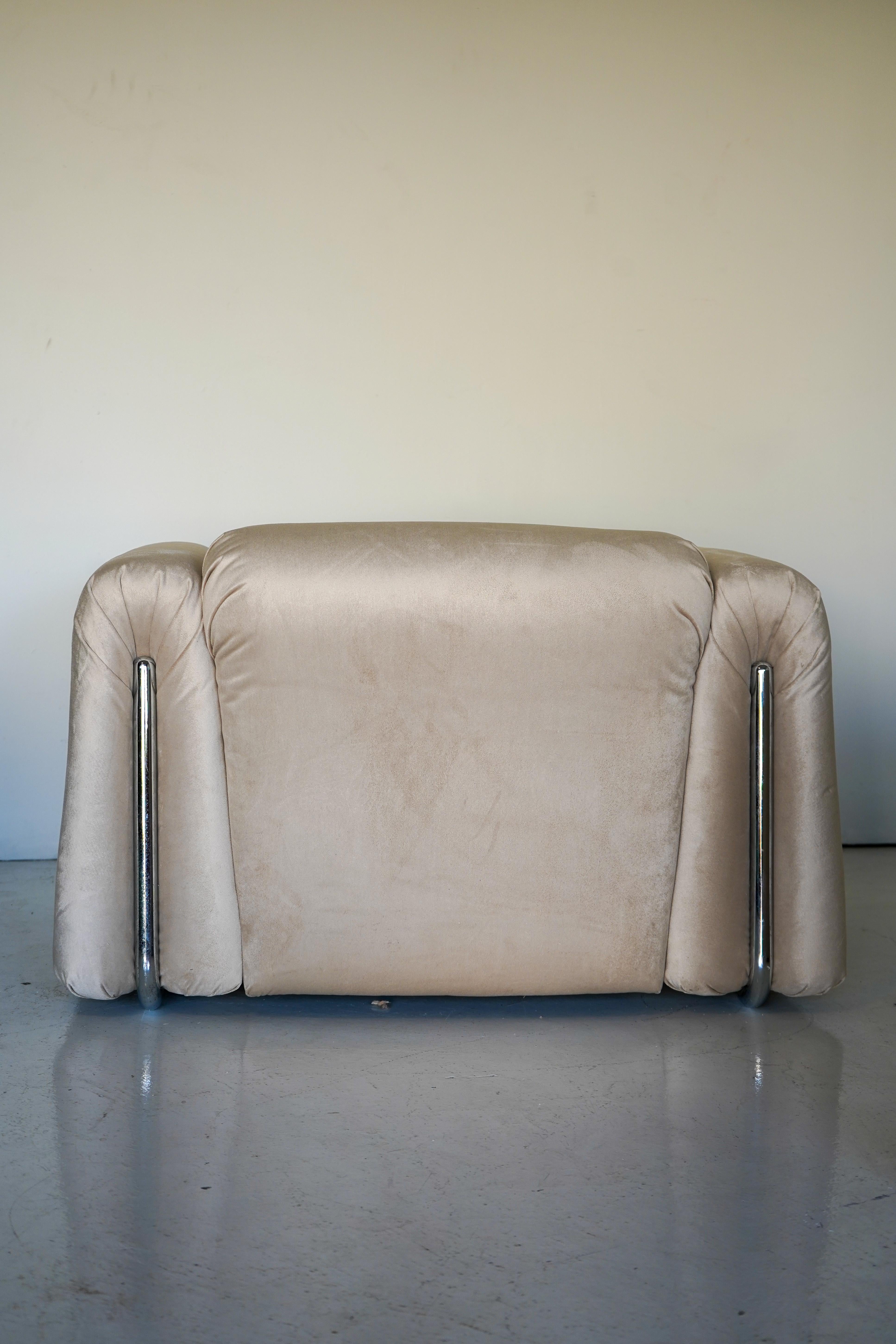 Rare Pair of 1970s Italian Armchairs in Chrome and Champagne Velvet For Sale 6