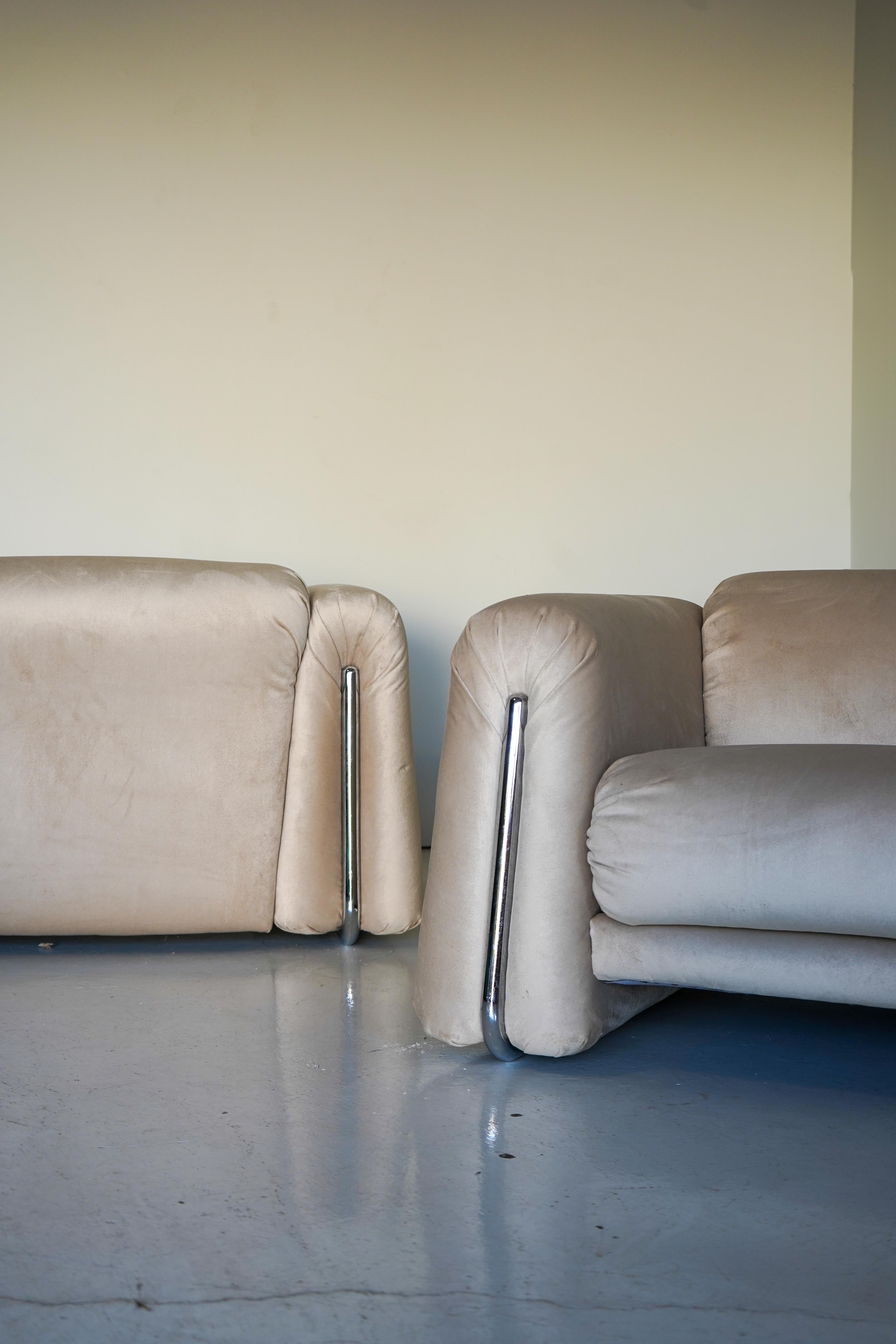 Rare Pair of 1970s Italian Armchairs in Chrome and Champagne Velvet For Sale 7