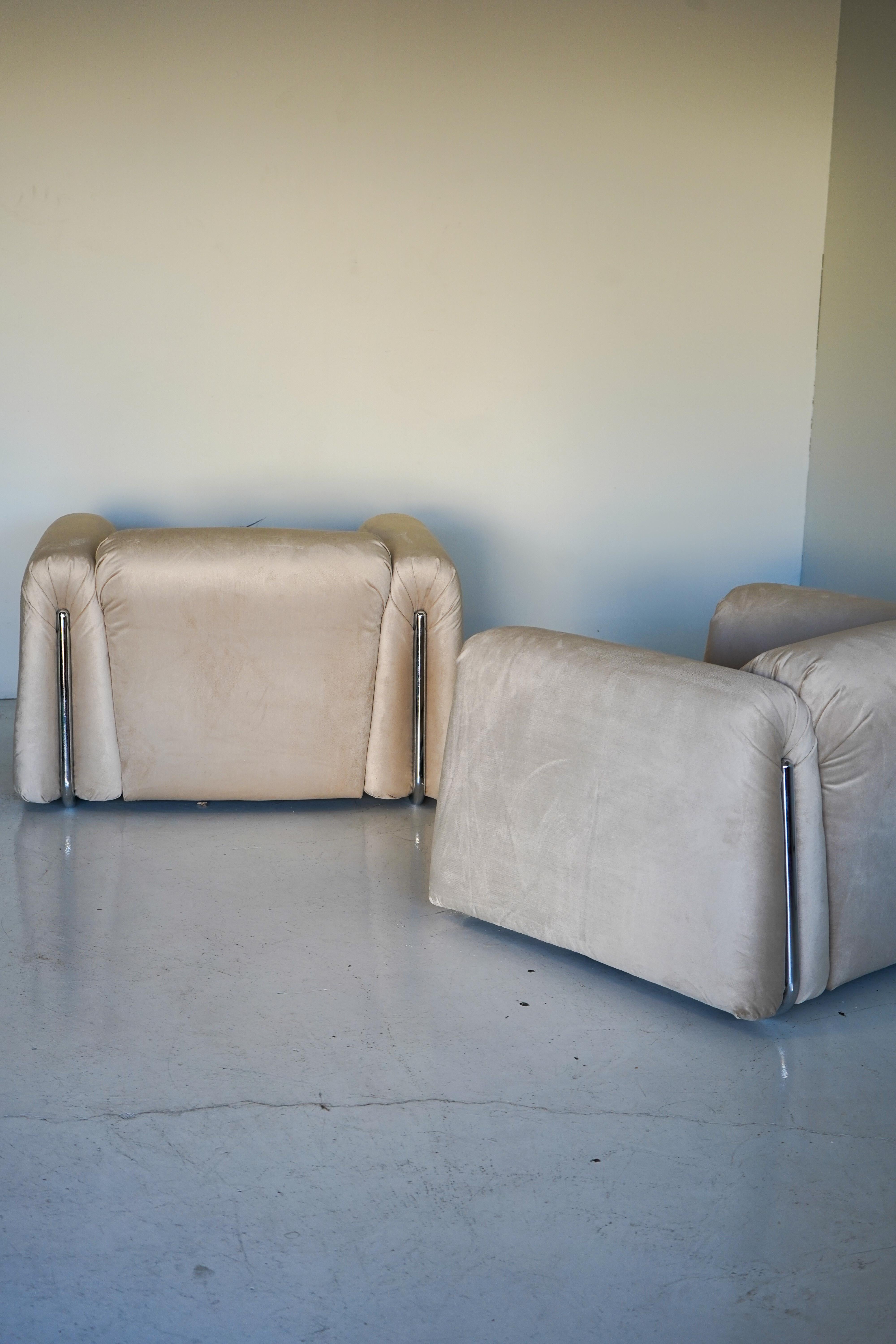 Rare Pair of 1970s Italian Armchairs in Chrome and Champagne Velvet For Sale 8