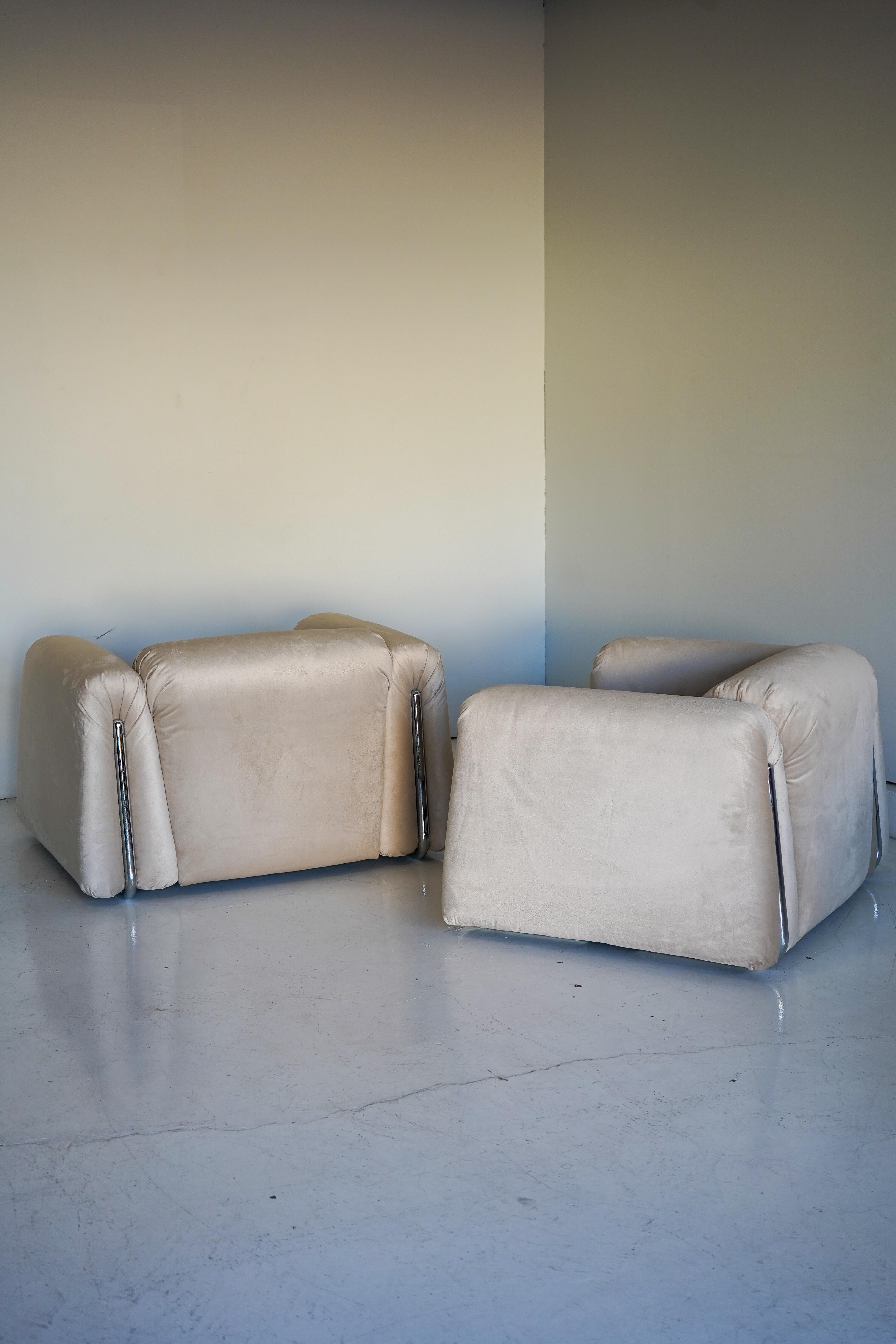 Post-Modern Rare Pair of 1970s Italian Armchairs in Chrome and Champagne Velvet For Sale