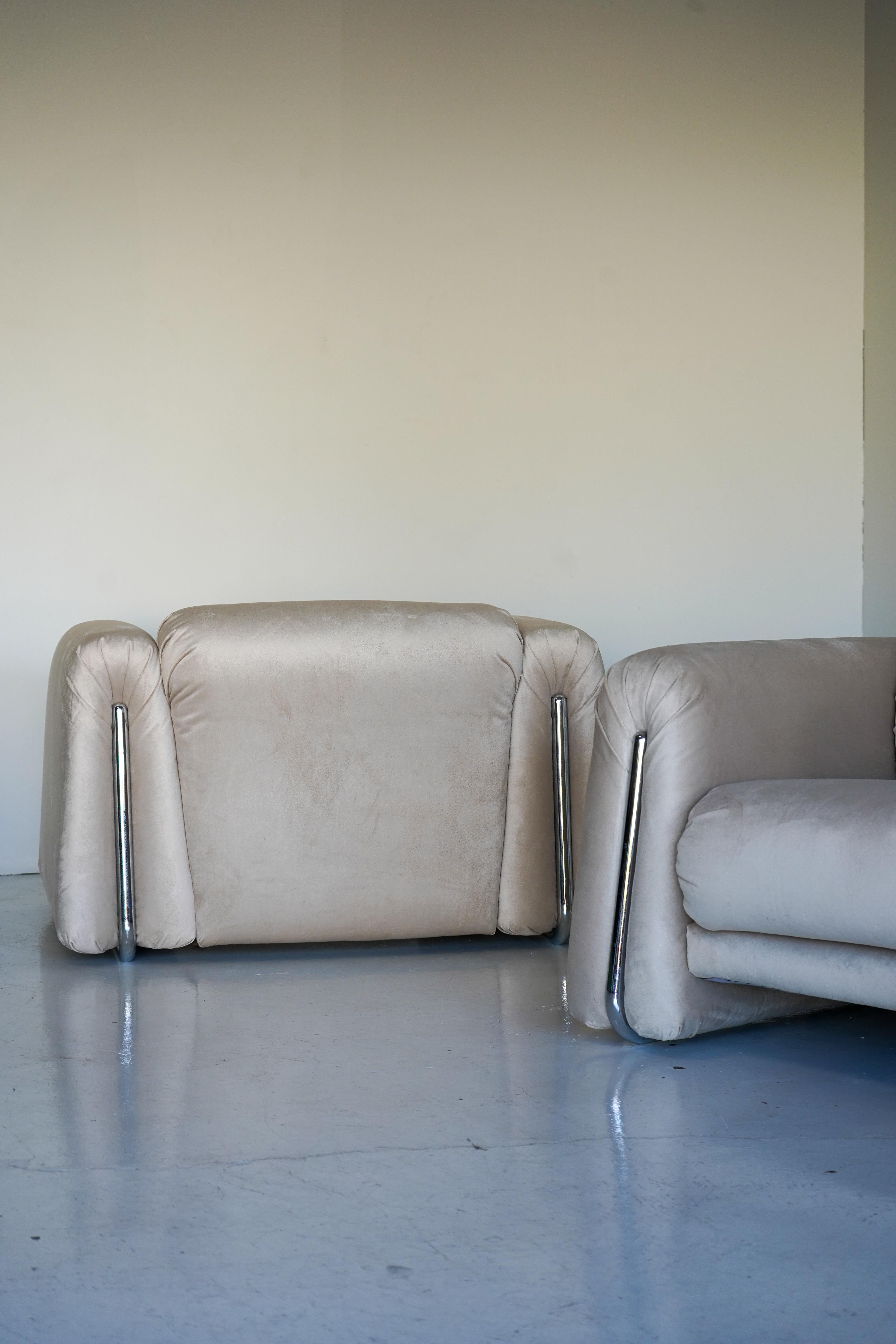 Rare Pair of 1970s Italian Armchairs in Chrome and Champagne Velvet In Good Condition For Sale In Las Vegas, NV