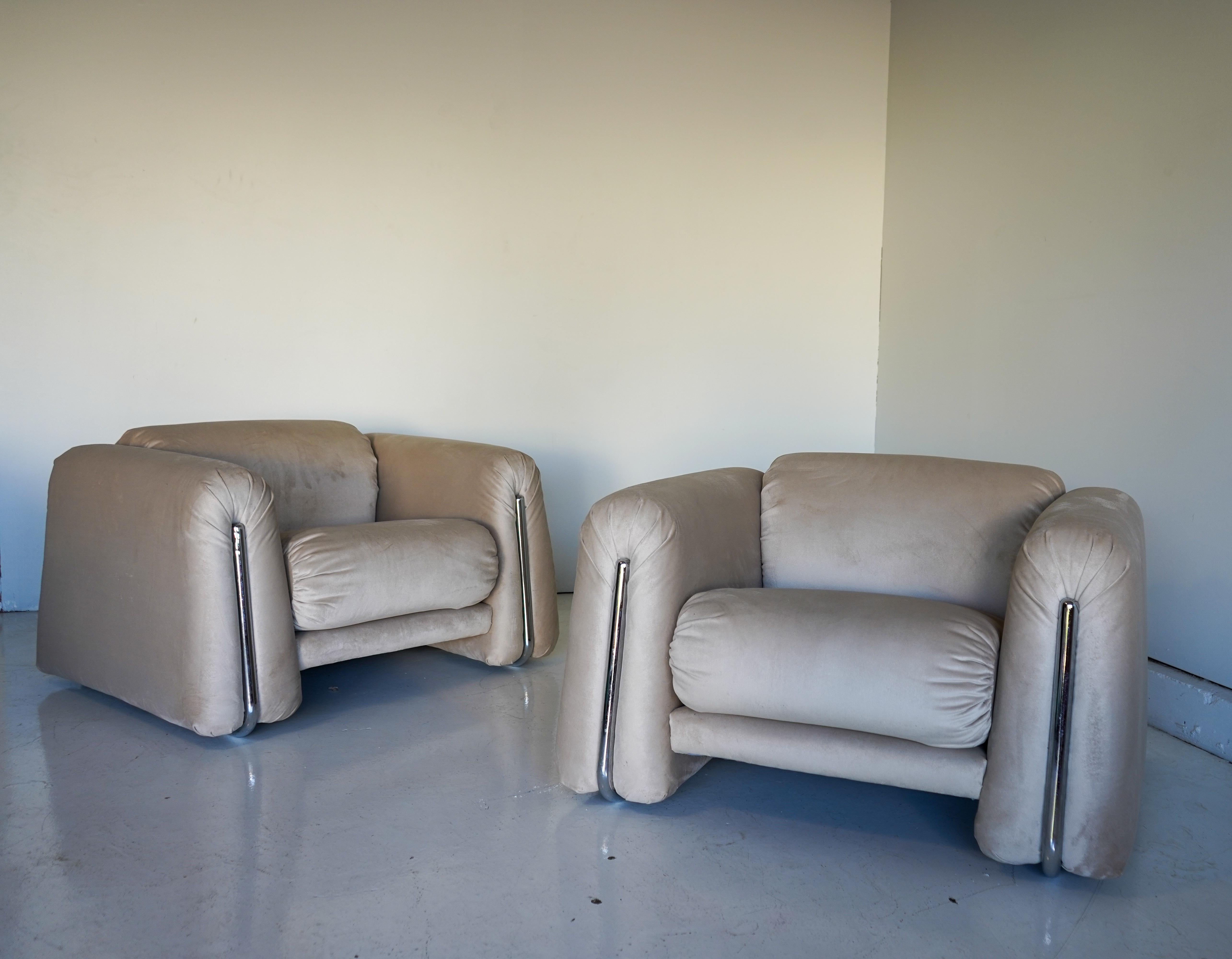 Rare Pair of 1970s Italian Armchairs in Chrome and Champagne Velvet For Sale 1