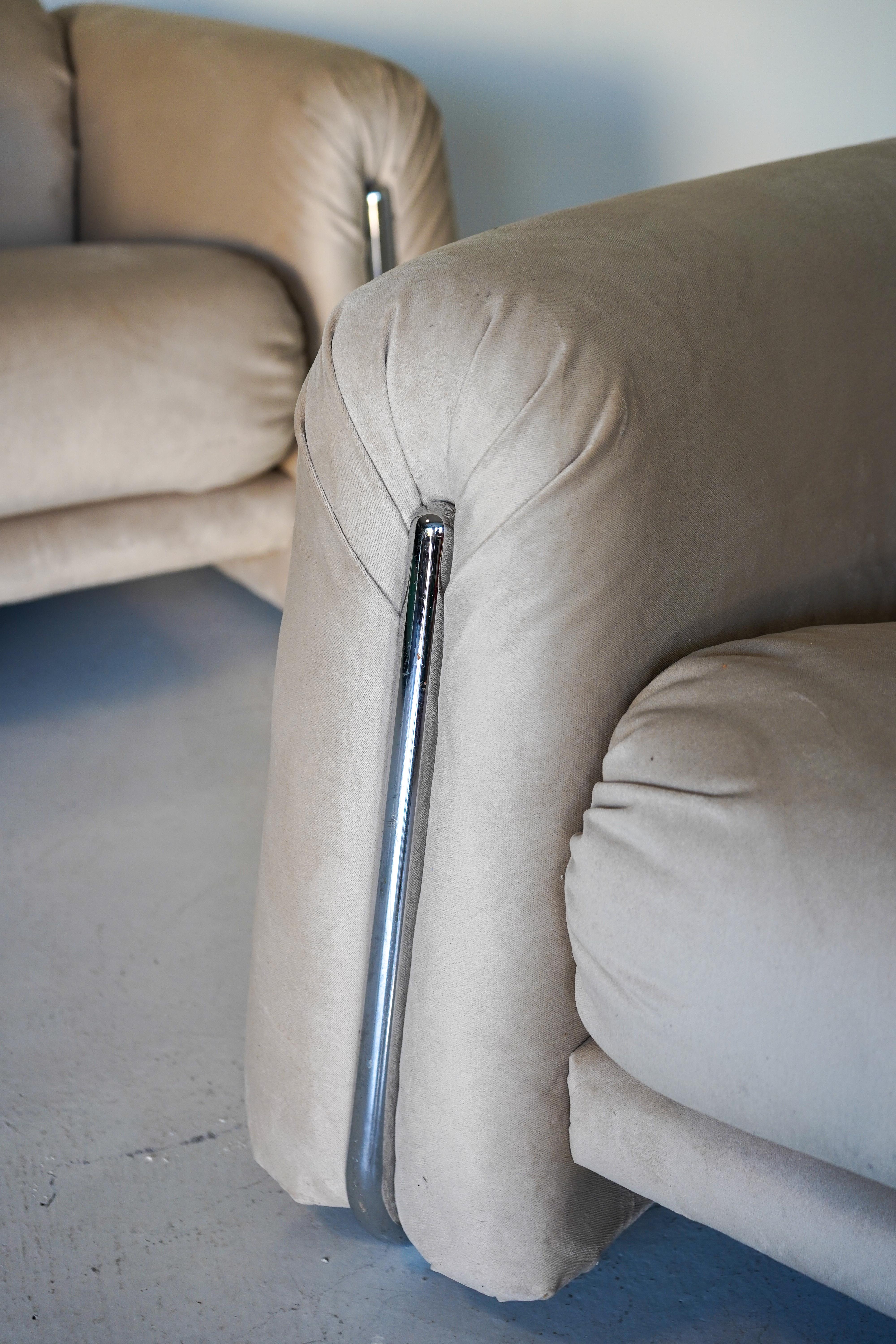 Rare Pair of 1970s Italian Armchairs in Chrome and Champagne Velvet For Sale 2
