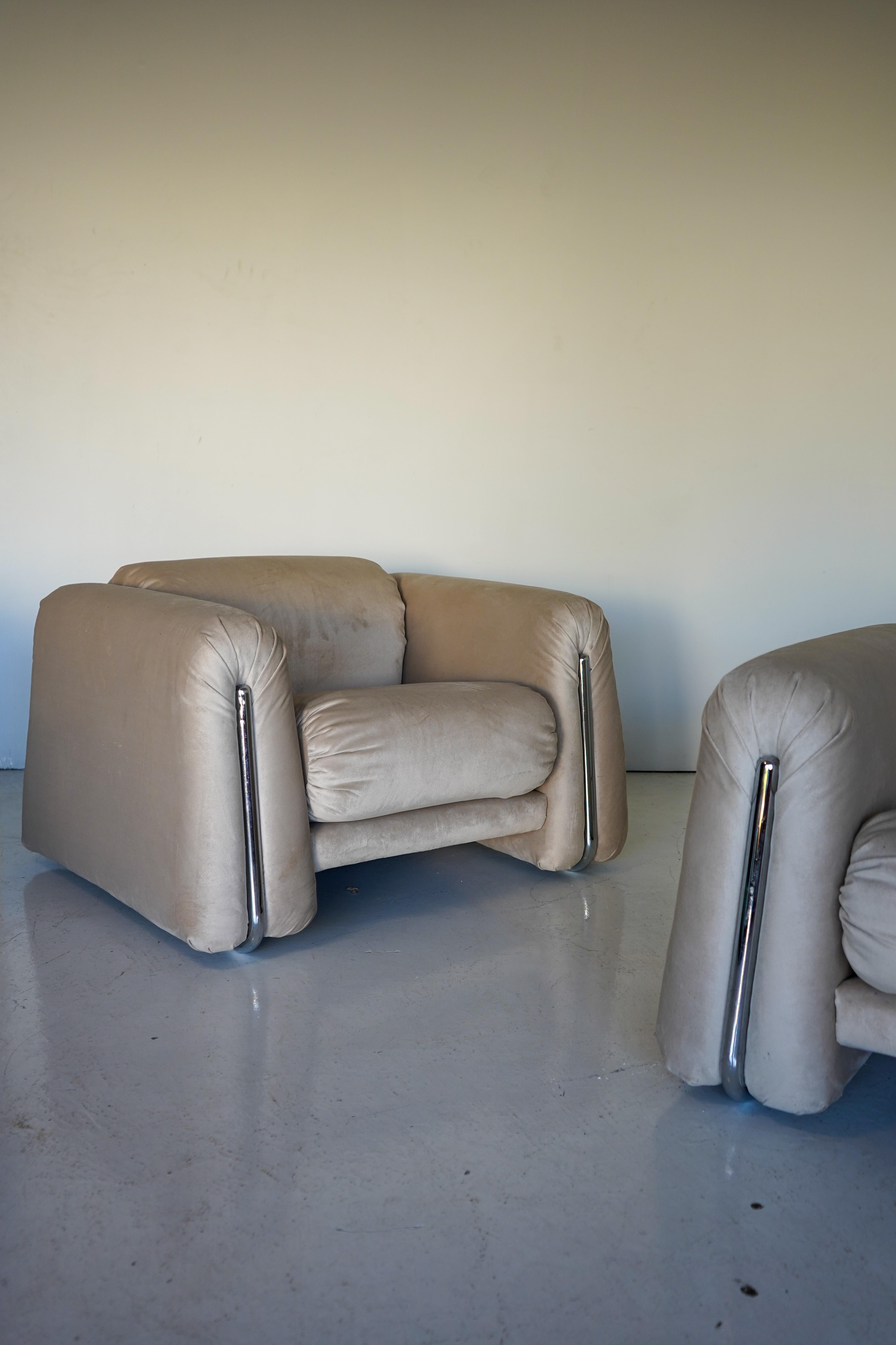 Rare Pair of 1970s Italian Armchairs in Chrome and Champagne Velvet For Sale 3