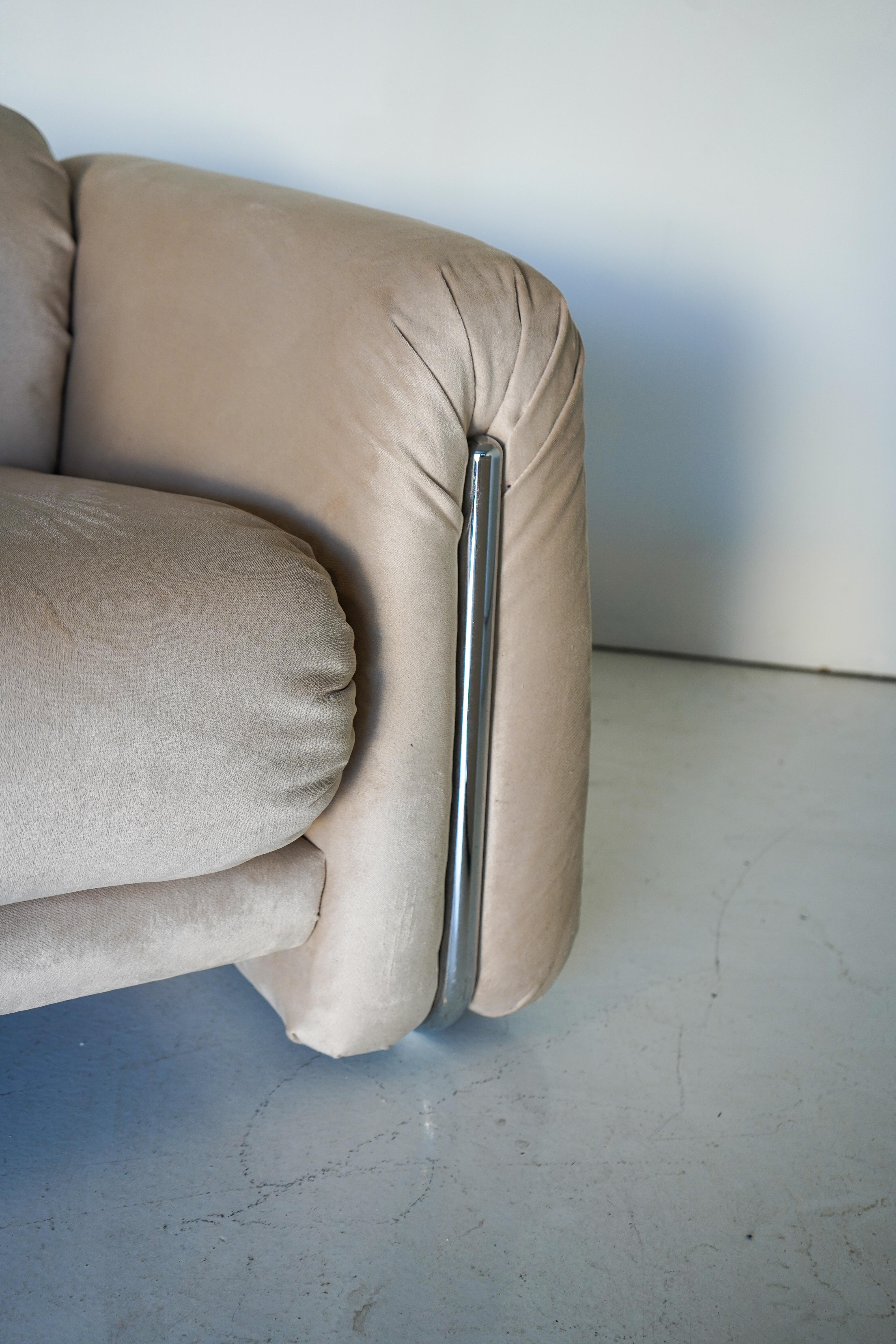 Rare Pair of 1970s Italian Armchairs in Chrome and Champagne Velvet For Sale 4