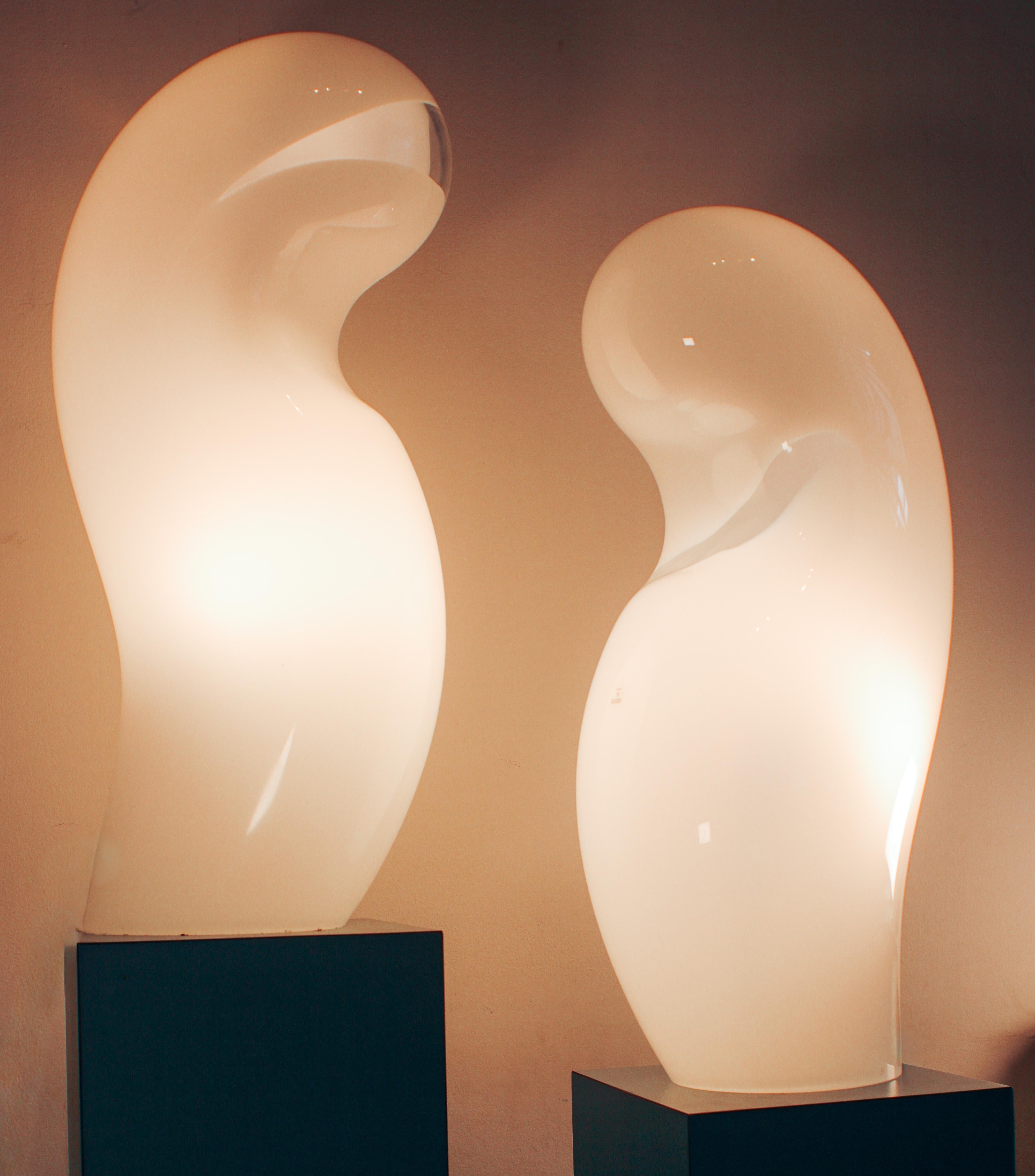 Monumentale par sa présence et sculpturale par sa forme, cette paire exceptionnellement rare de lampes 