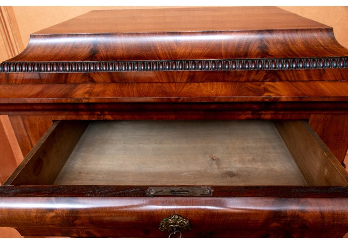 Rara coppia di armadi in legno figurato neoclassico continentale del XIX secolo in vendita 7